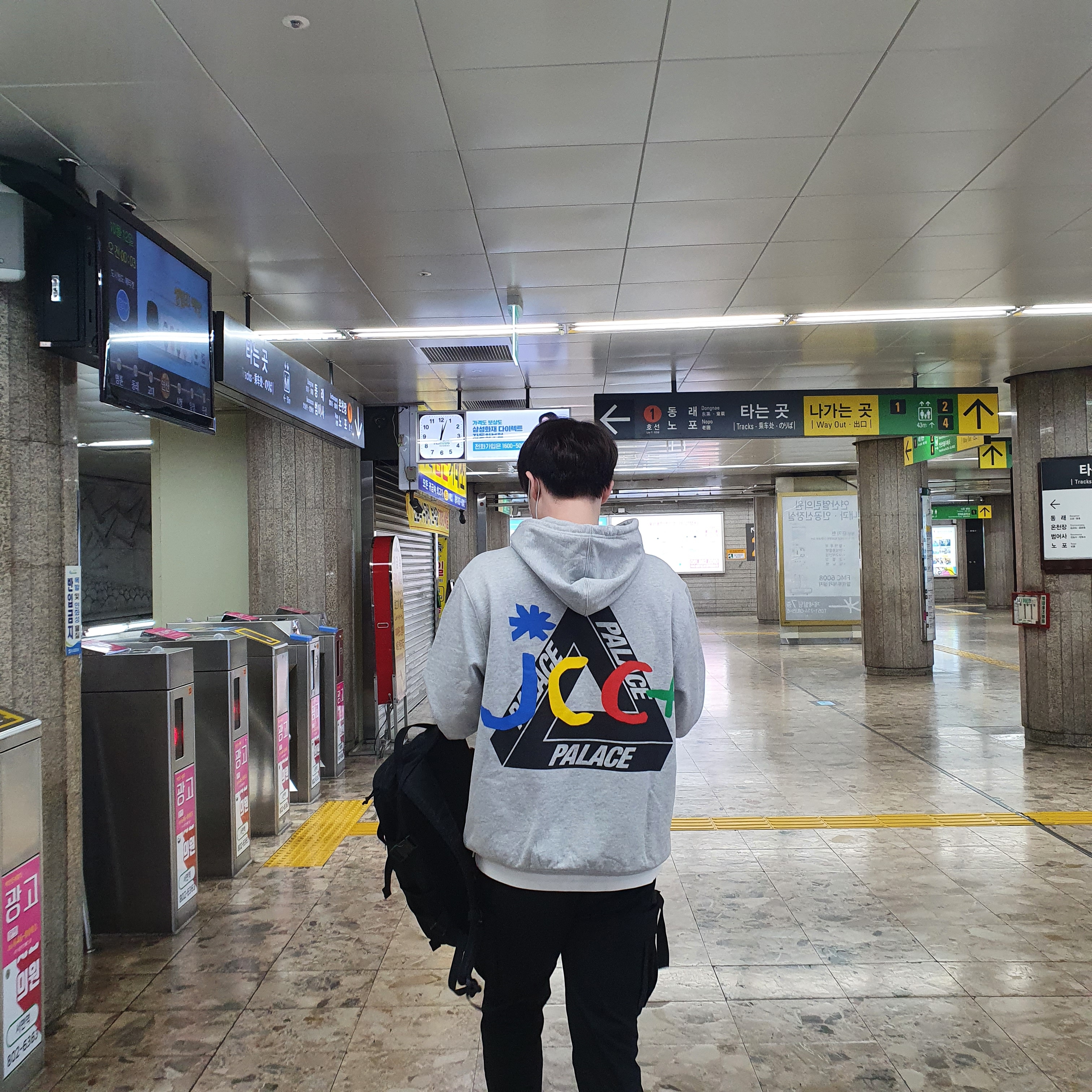 Palace JCDC2 Hood Grey Marl - 20SS, Supreme Backpack Black - 18FW 착용 스타일