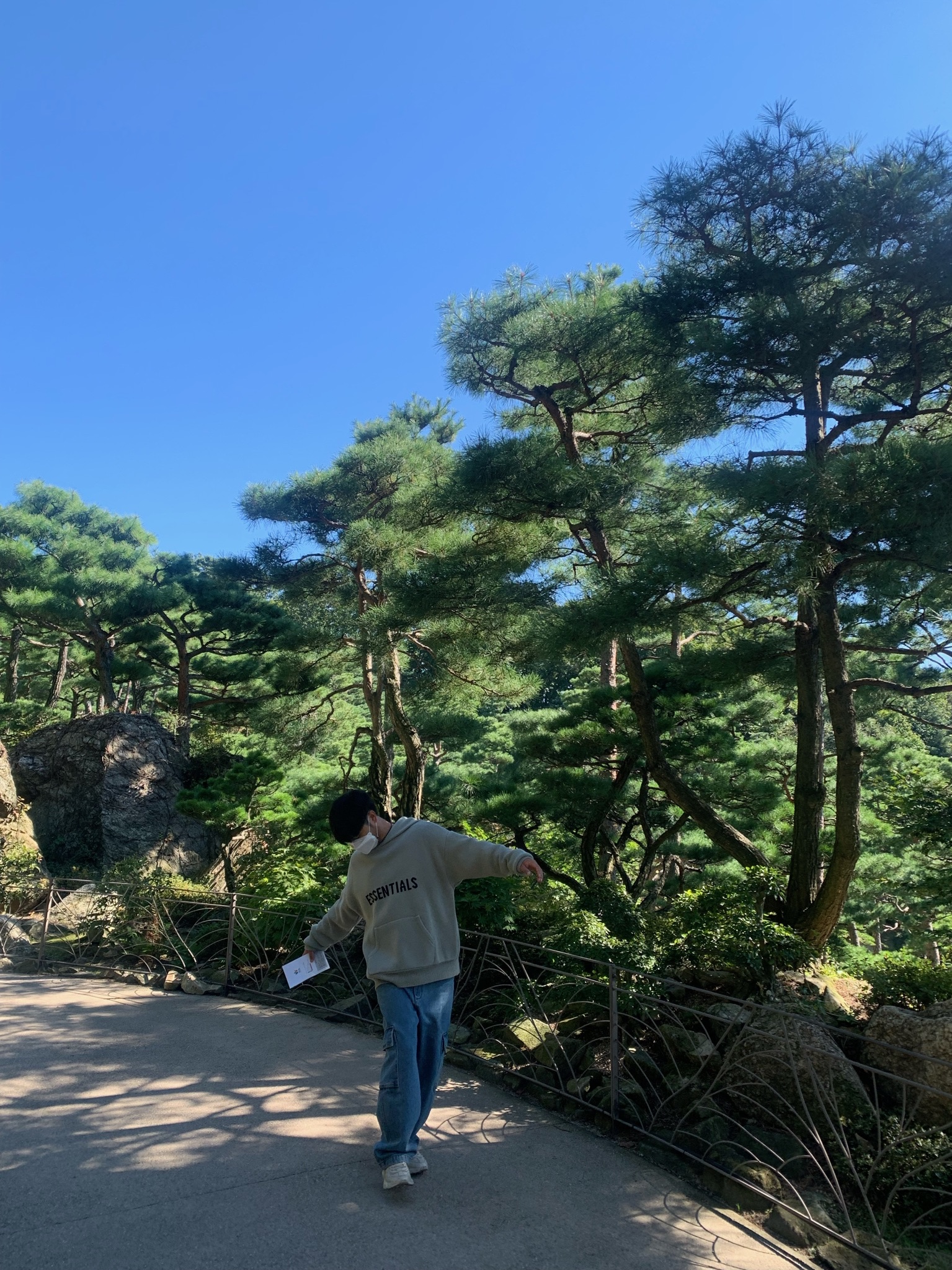 Gucci Rhyton Leather Sneakers Distressed Ivory, Essentials Knit Pullover Hoodie Pistachio - 21FW 착용 스타일