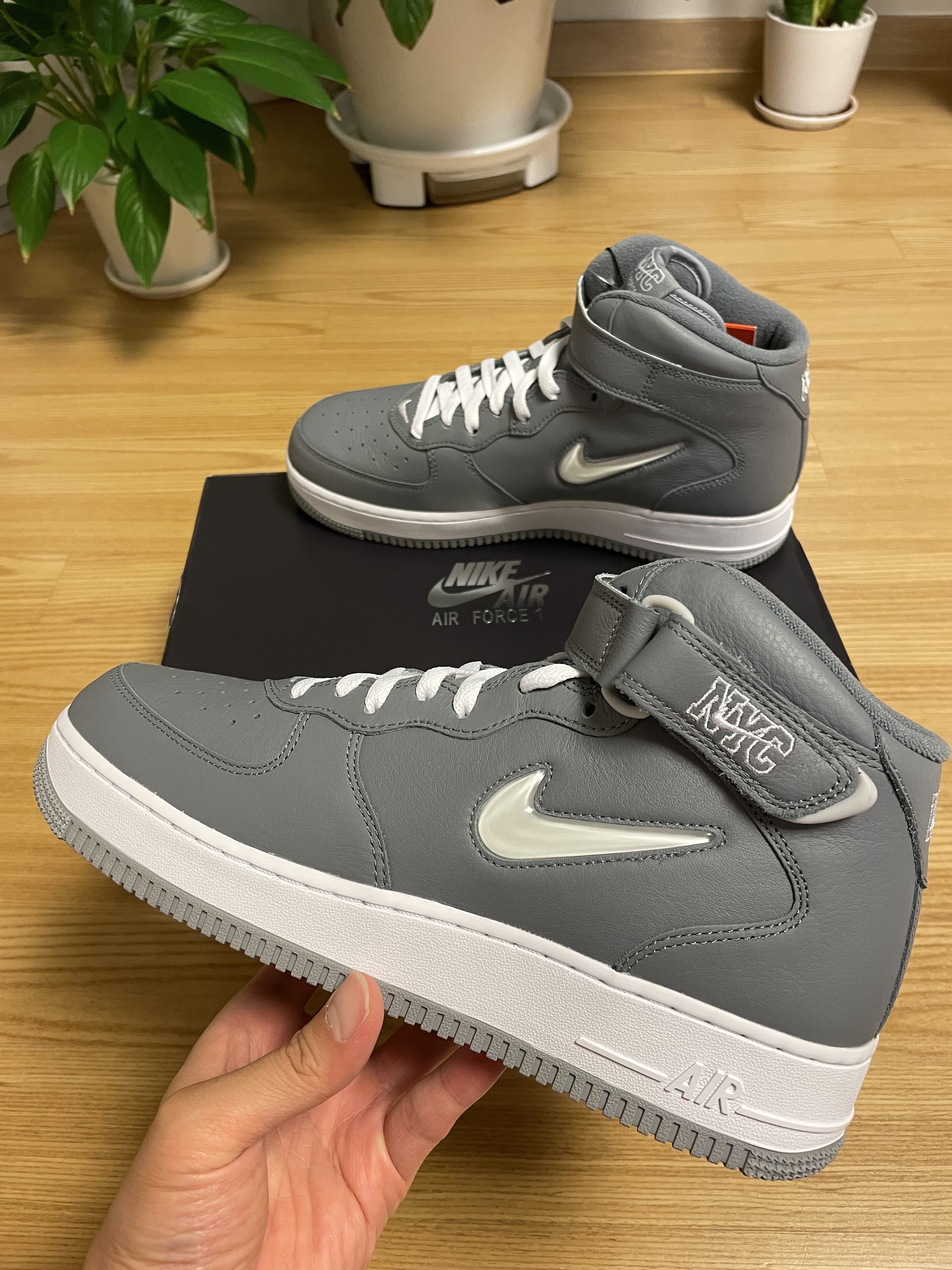Nike Air Force 1 Mid QS NYC Cool Grey 착용 스타일 - 1