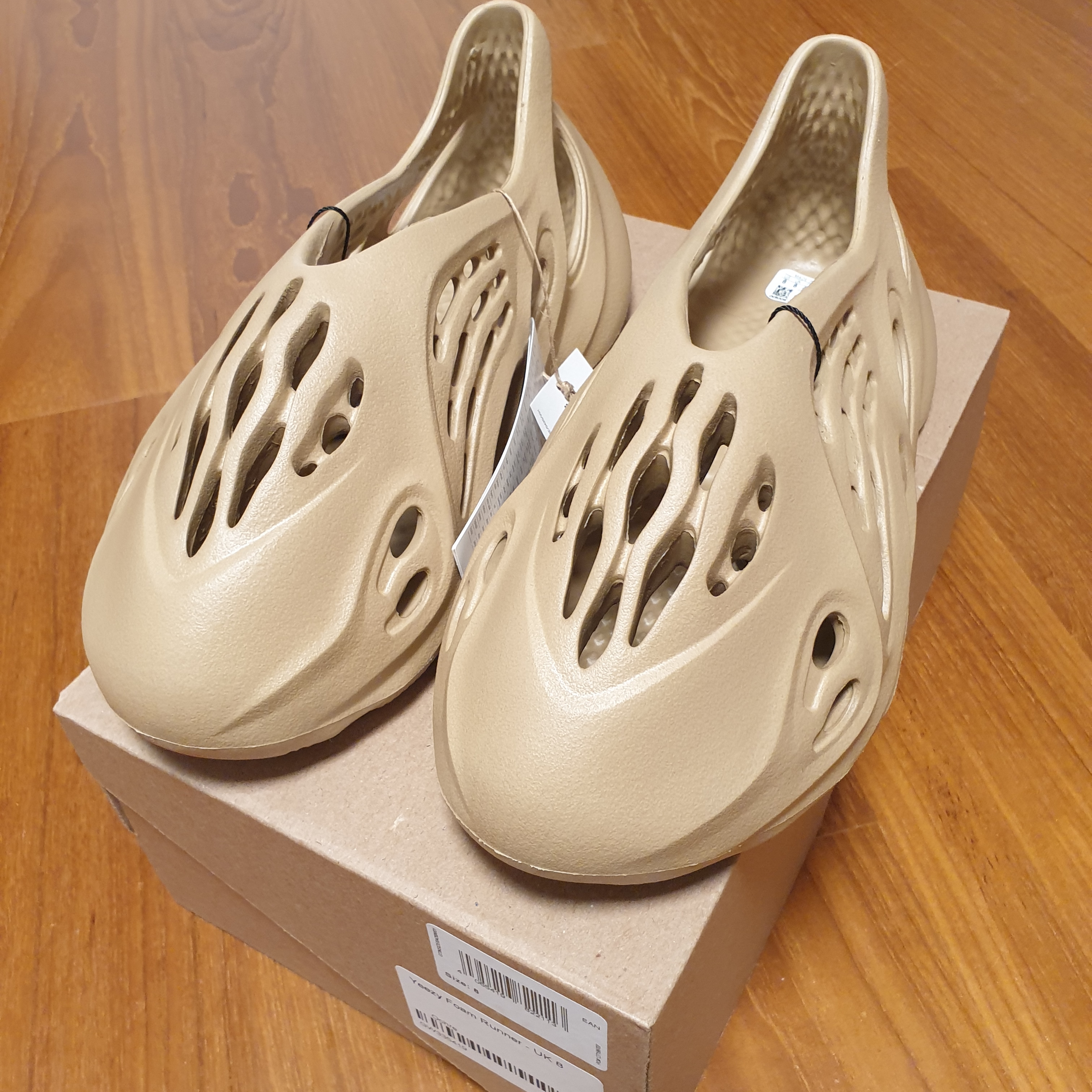 Adidas Yeezy Foam RNNR Ochre 착용 스타일 - 3