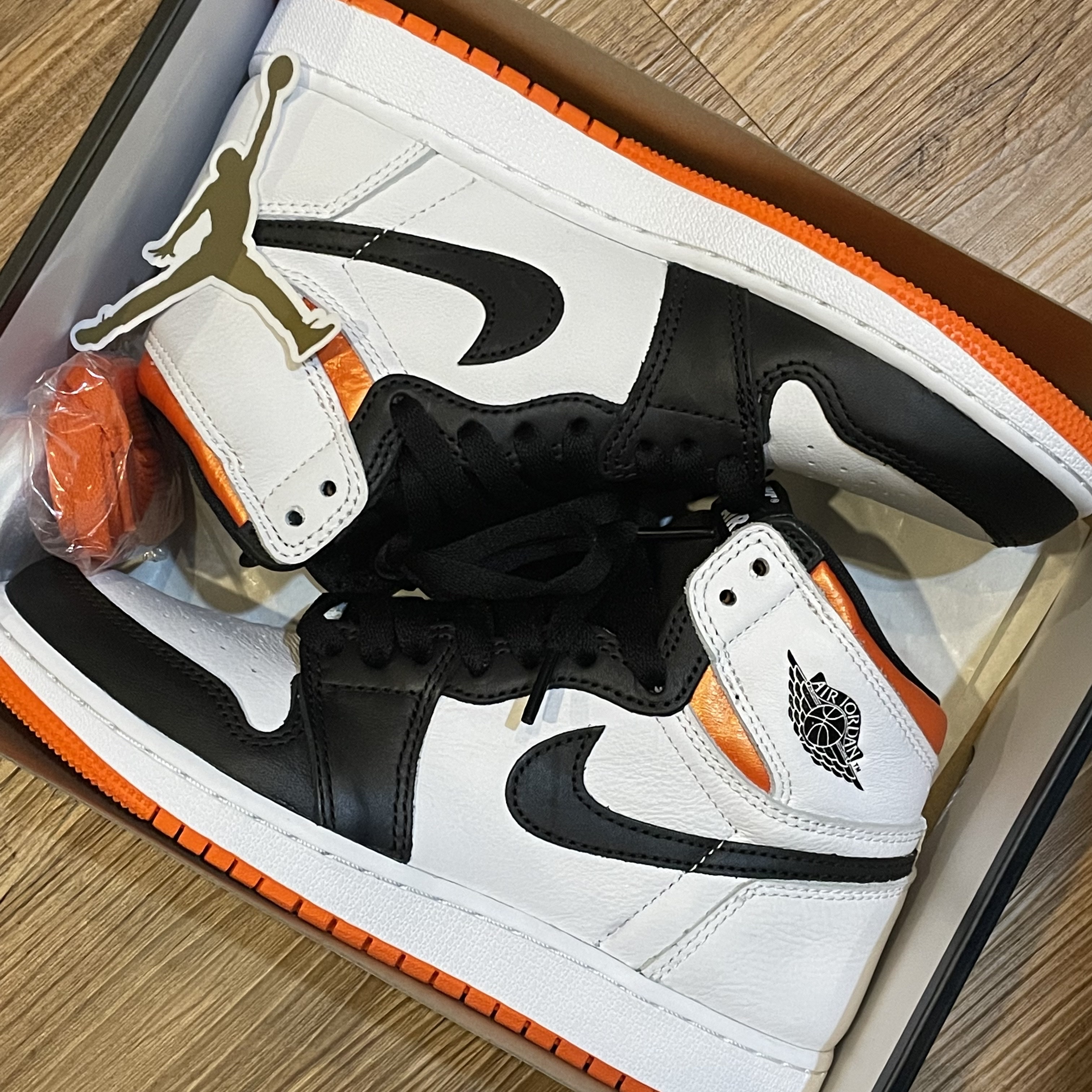 (GS) Jordan 1 Retro High OG Electro Orange 착용 스타일