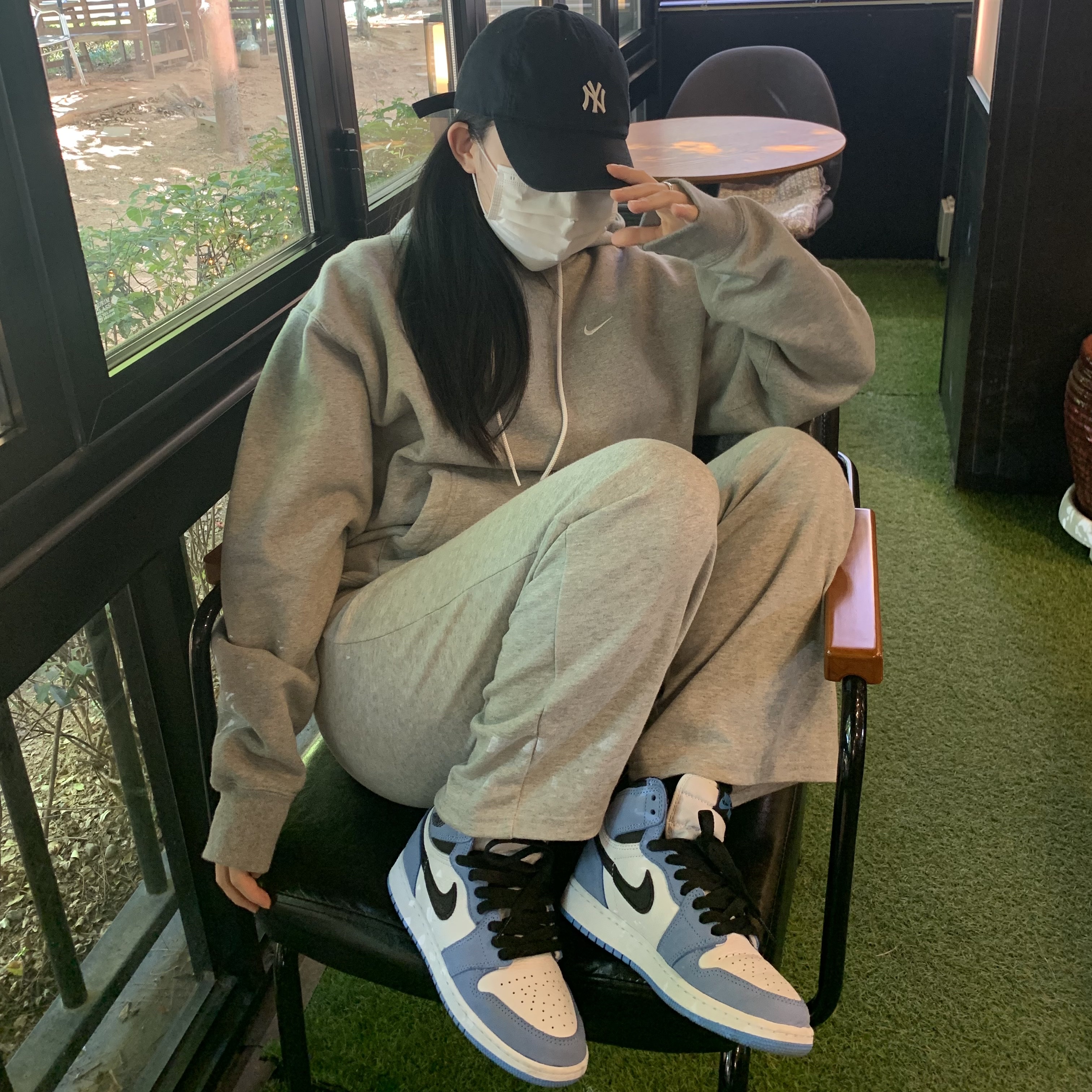 Nike NRG Solo Swoosh Fleece Hoodie Dark Grey Heather - Asia, Jordan 1 Retro High OG University Blue 착용 스타일 - 1