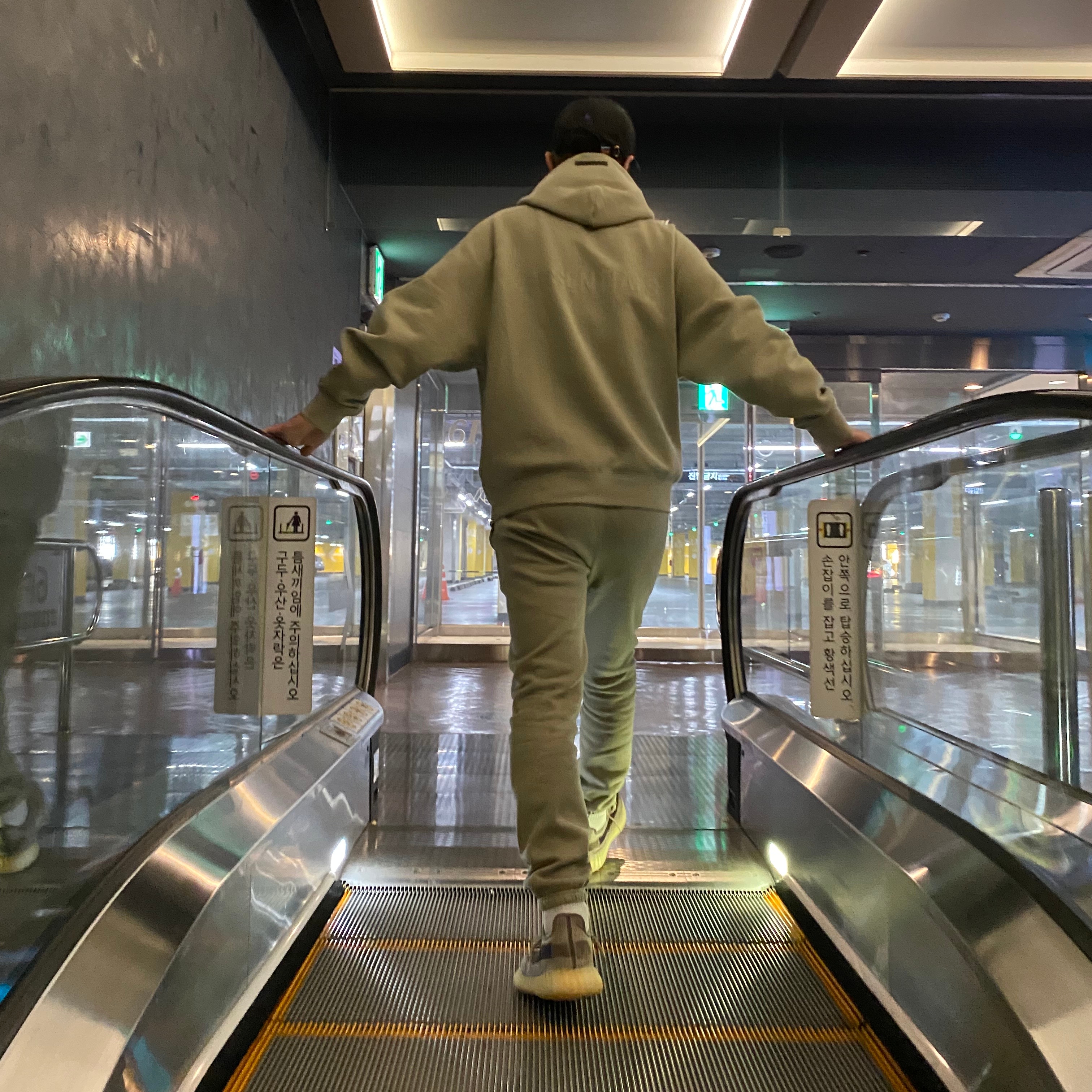 Essentials Pull-Over Hoodie Pistachio - 21FW, Essentials Sweatpants Pistachio - 21FW 착용 스타일 - 1