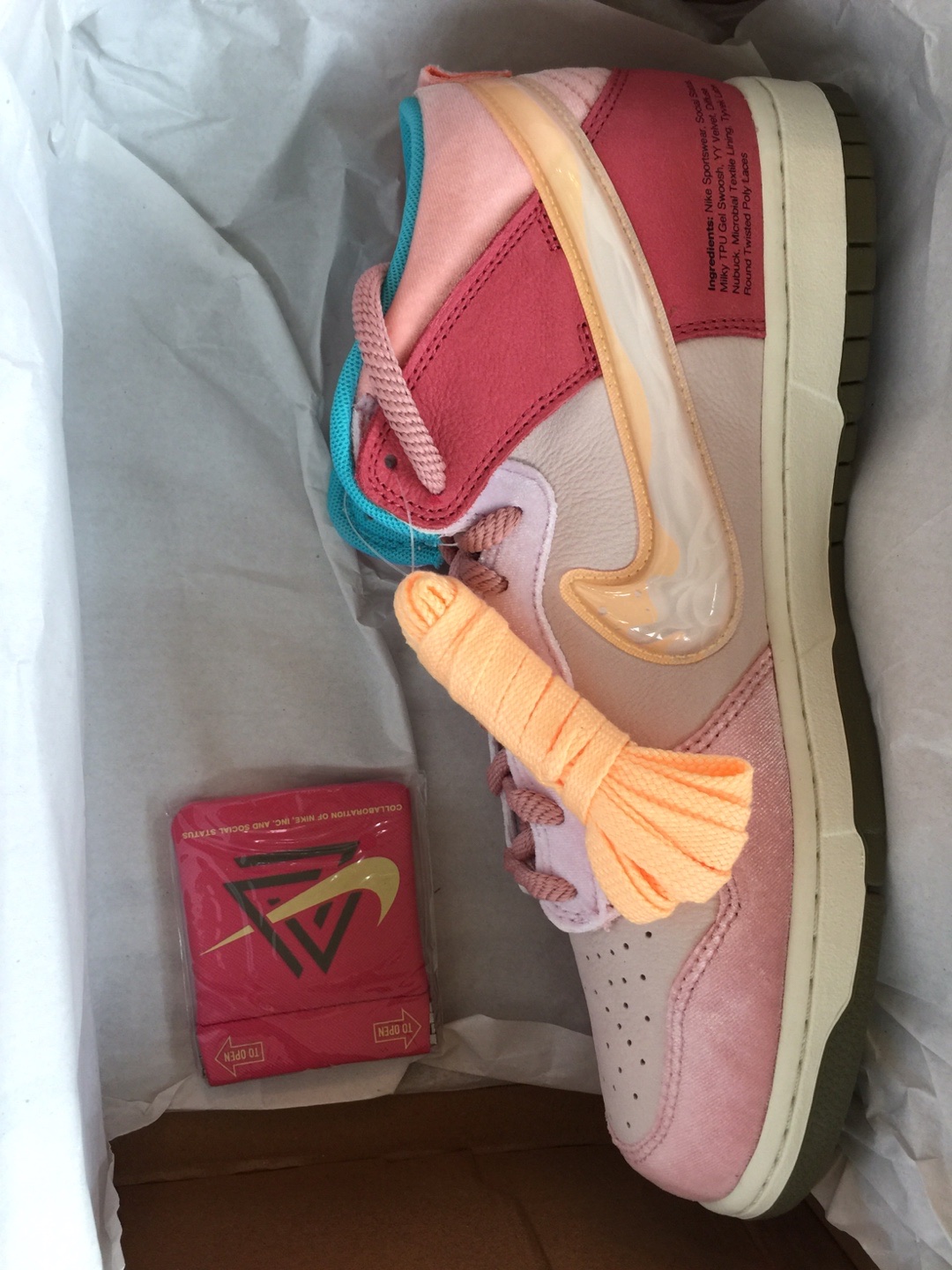 Nike x Social Status Dunk Mid Free Lunch Strawberry Milk 착용 스타일 - 2