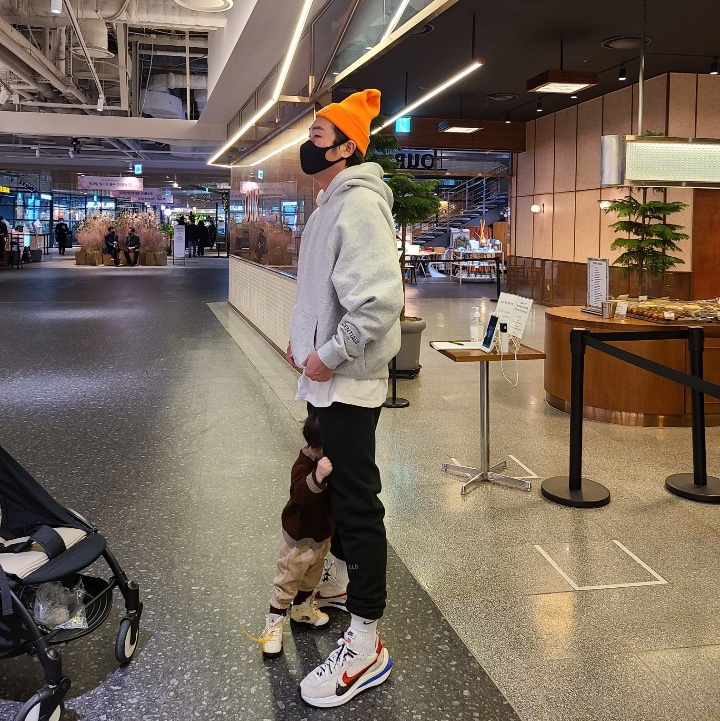 Nike x Sacai VaporWaffle Royal Fuchsia, Essentials Sweatpants Black - 21SS 착용 스타일