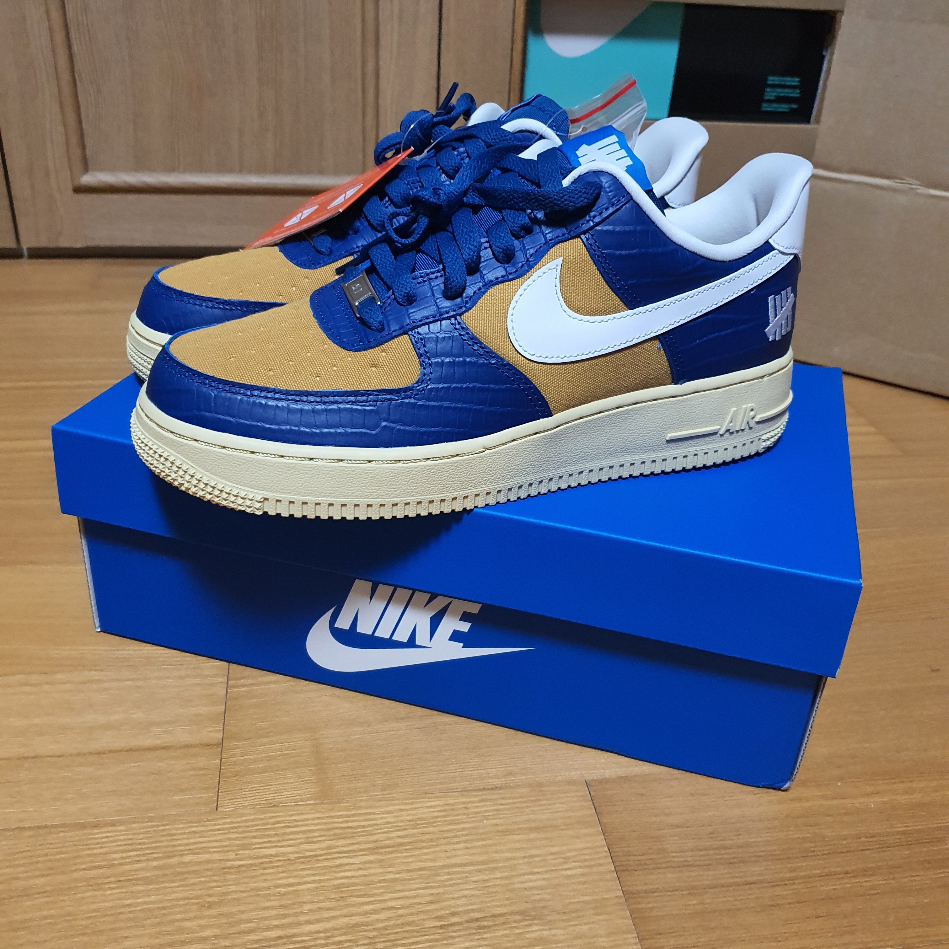 Nike x Undefeated Air Force 1 Low SP 5 On It Court Blue 착용 스타일 - 1