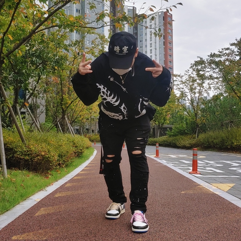 Jordan 1 x Travis Scott x Fragment Retro Low OG SP Military Blue 착용 스타일 - 1