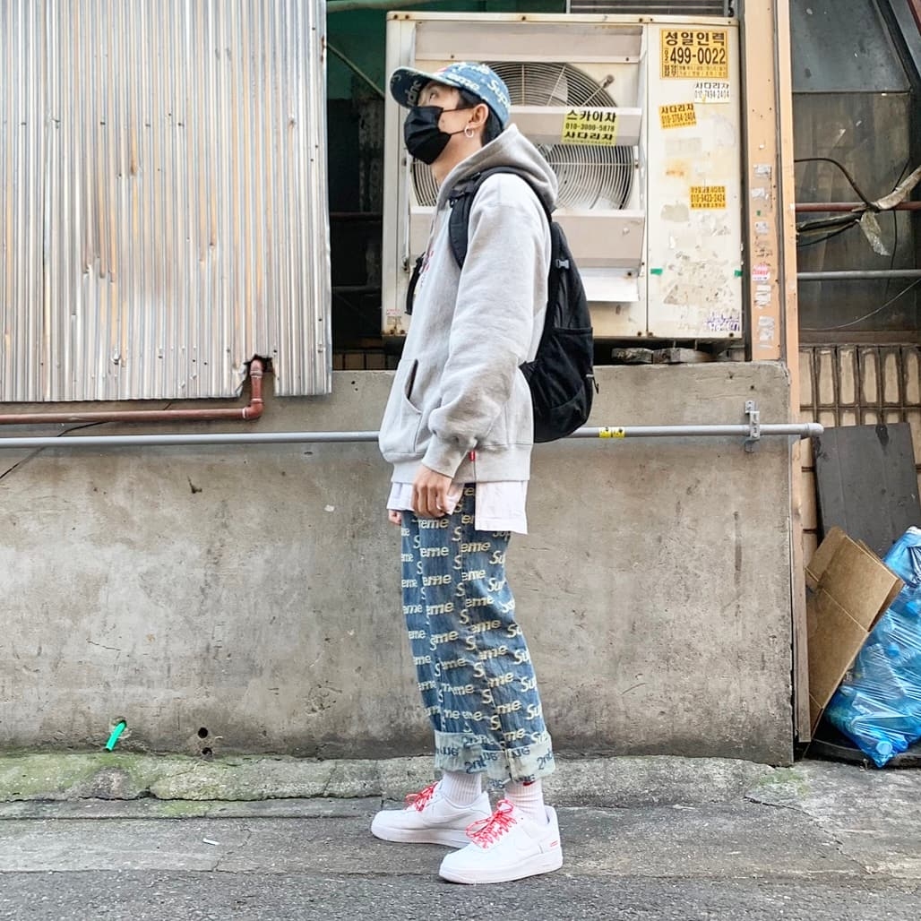 Supreme Frayed Logos Denim Camp Cap Blue - 21SS, Supreme Frayed Logos Regular Jean Blue - 21SS 착용 스타일 - 3
