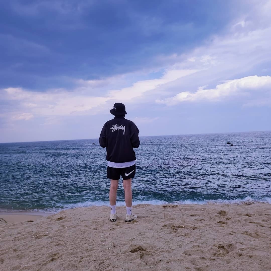 Nike x Stussy Windrunner Jacket Off Noir, Nike x Stussy Water Shorts Off Noir 착용 스타일