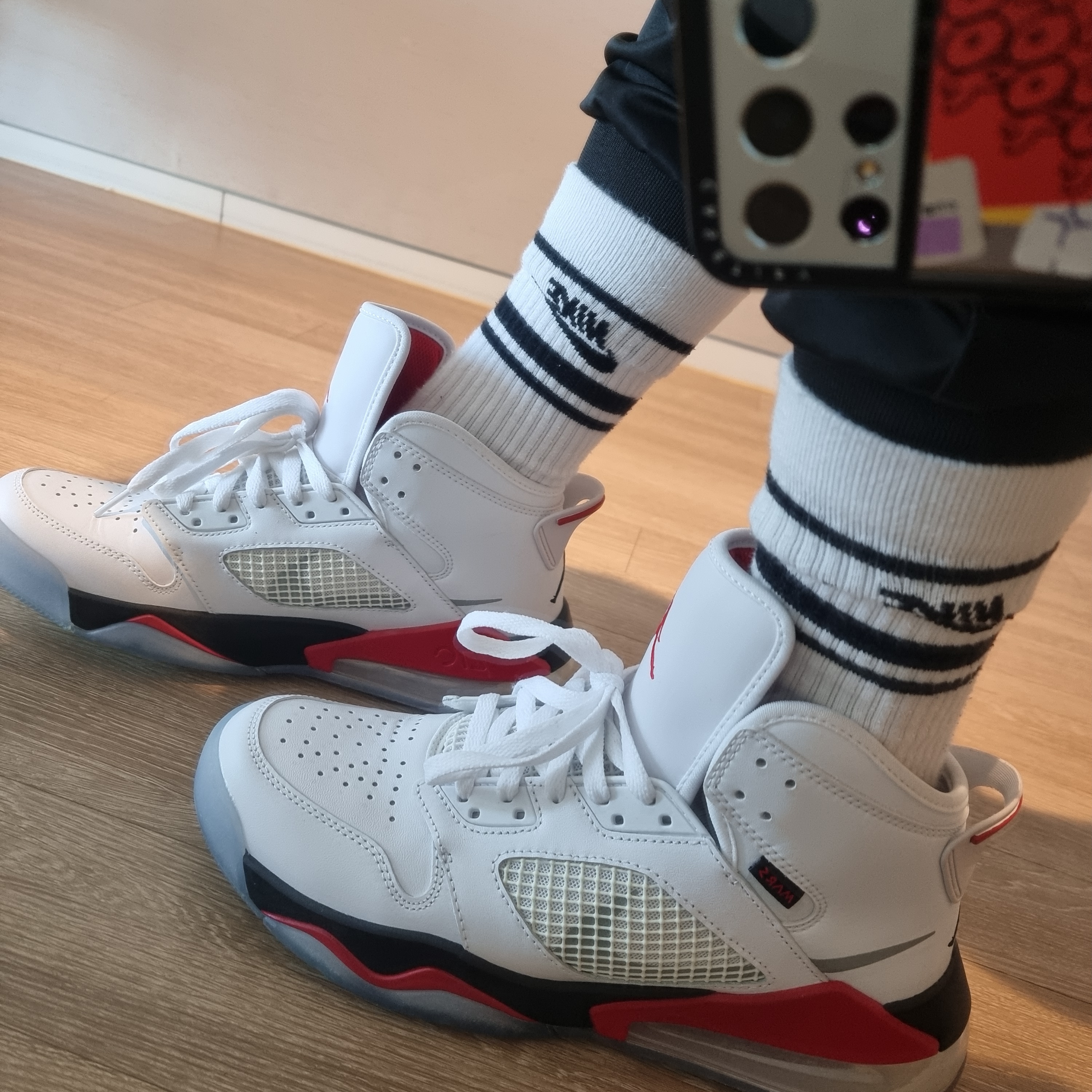 Jordan Mars 270 Fire Red 착용 스타일 - 2