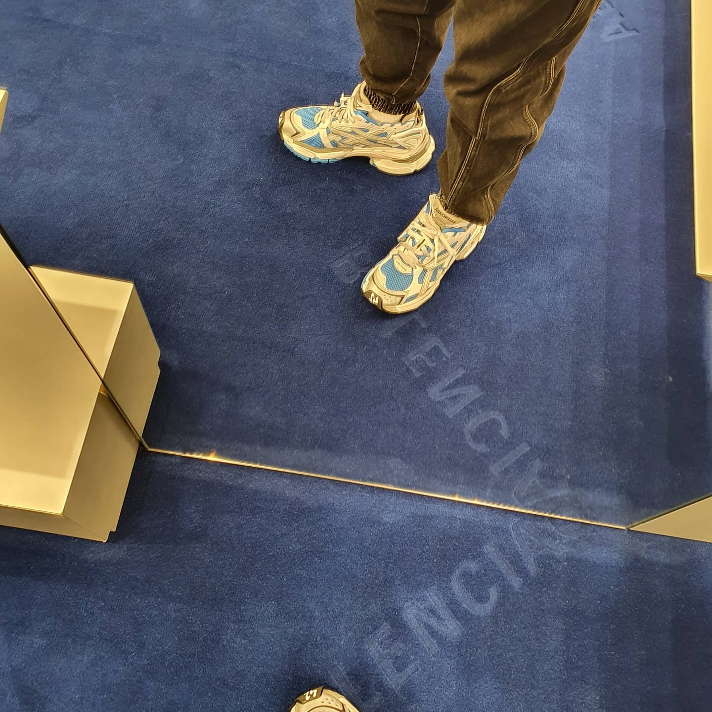 Balenciaga Runner Sneakers Blue White 착용 스타일 - 3