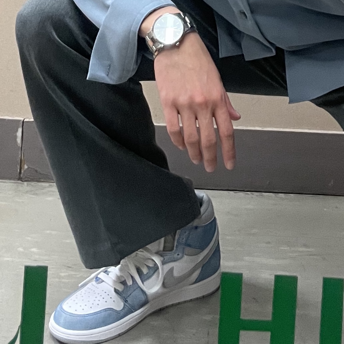 Jordan 1 Retro High OG Hyper Royal 착용 스타일