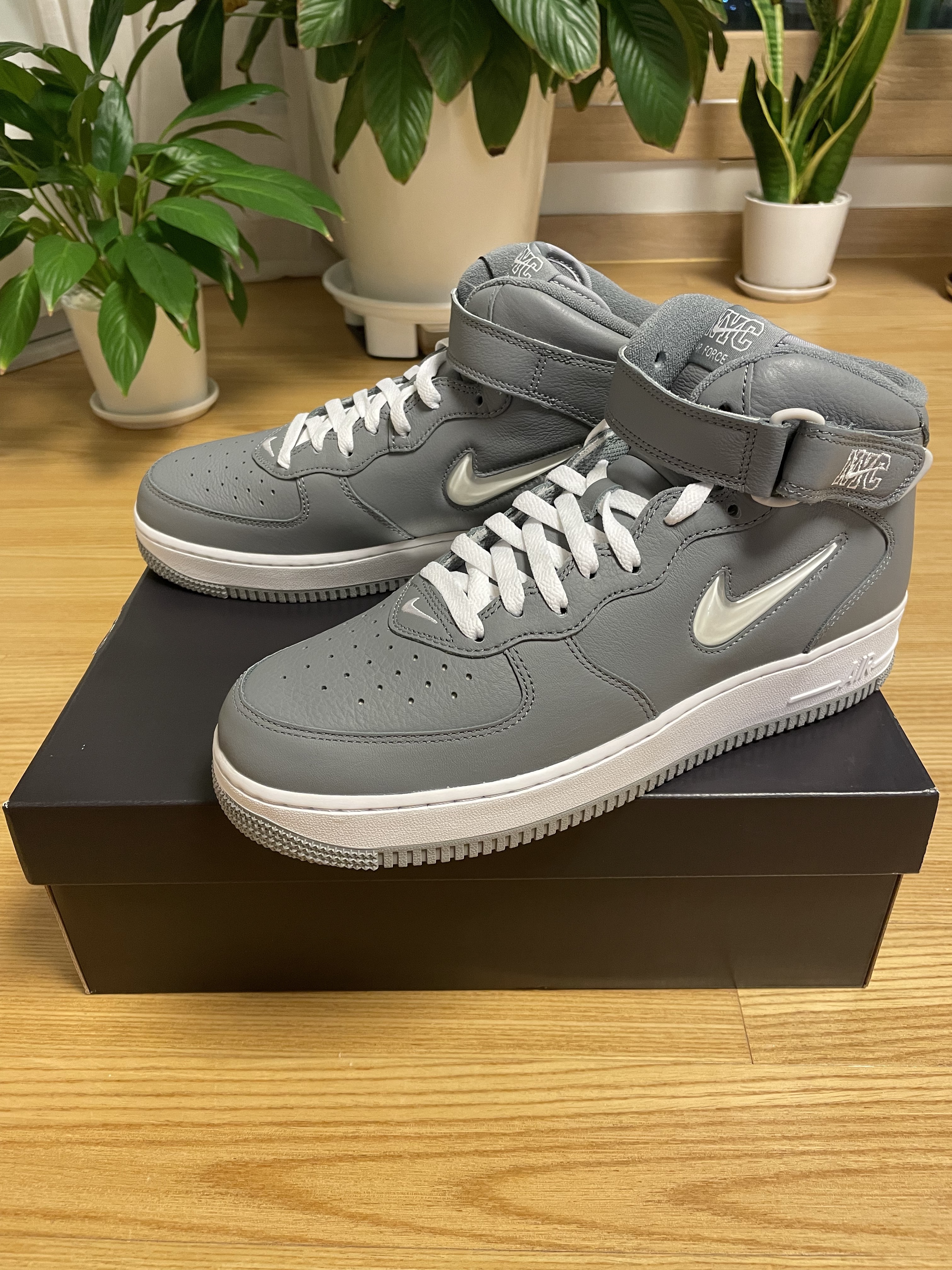 Nike Air Force 1 Mid QS NYC Cool Grey 착용 스타일 - 2