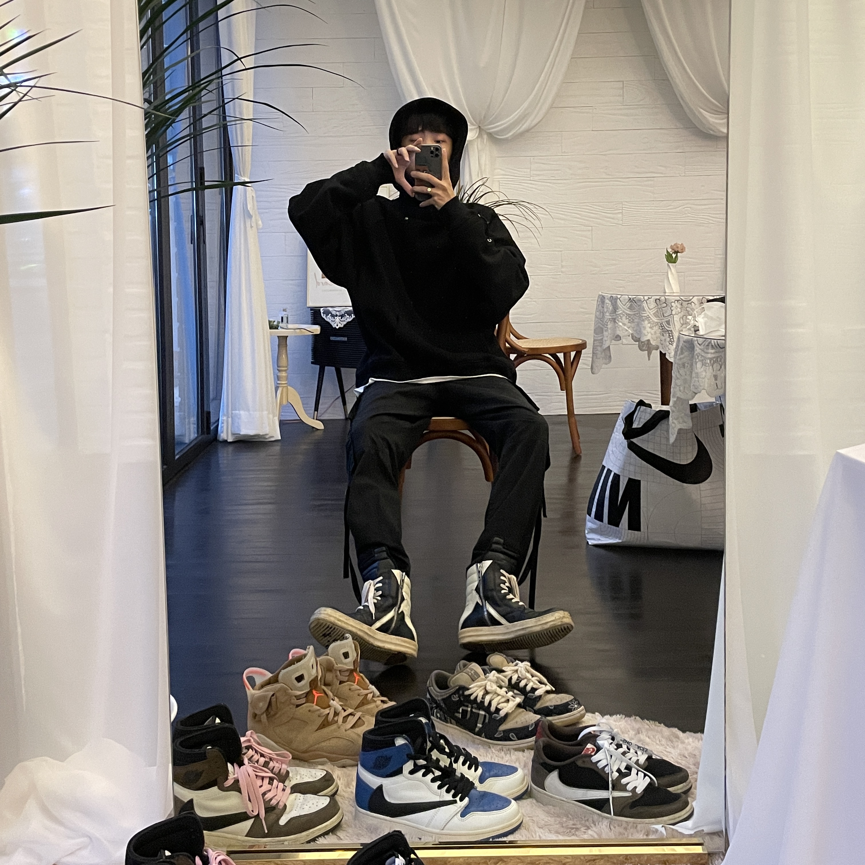 Jordan 6 x Travis Scott Retro SP British Khaki, Jordan 1 x Travis Scott Retro High OG SP Mocha 착용 스타일