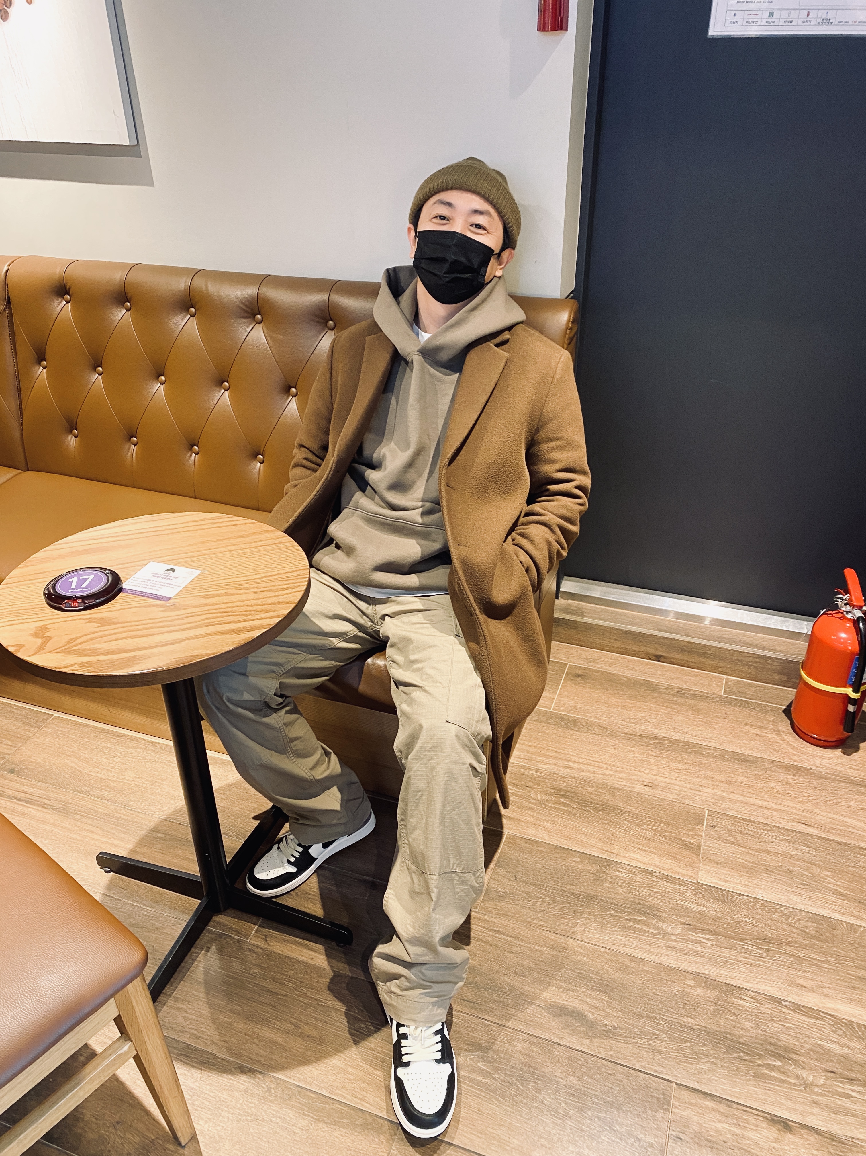 Jordan 1 Retro High OG Black Mocha, Essentials Pull-Over Hoodie Harvest - 21FW 착용 스타일