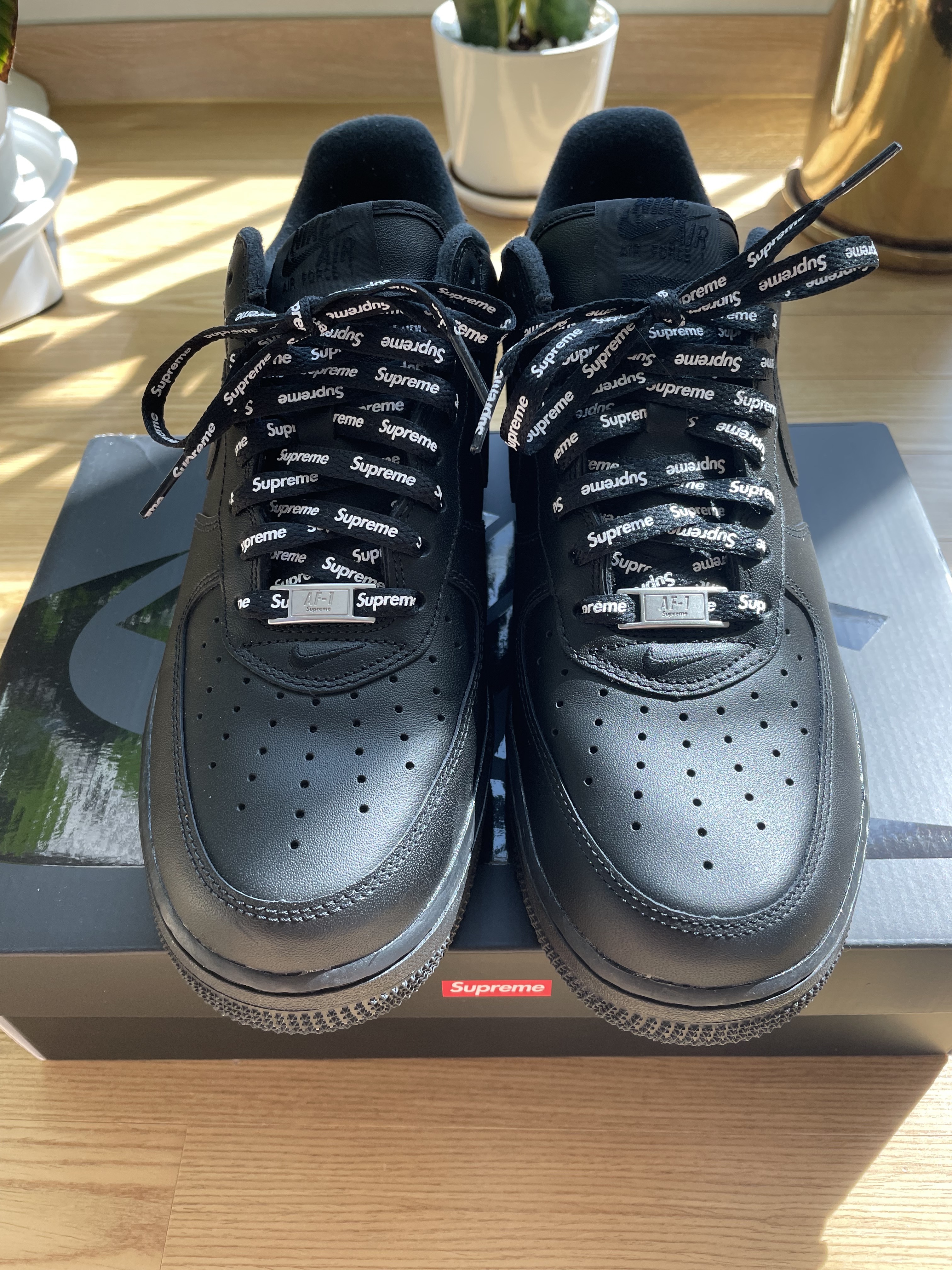 Nike x Supreme Air Force 1 Low Black 착용 스타일 - 2