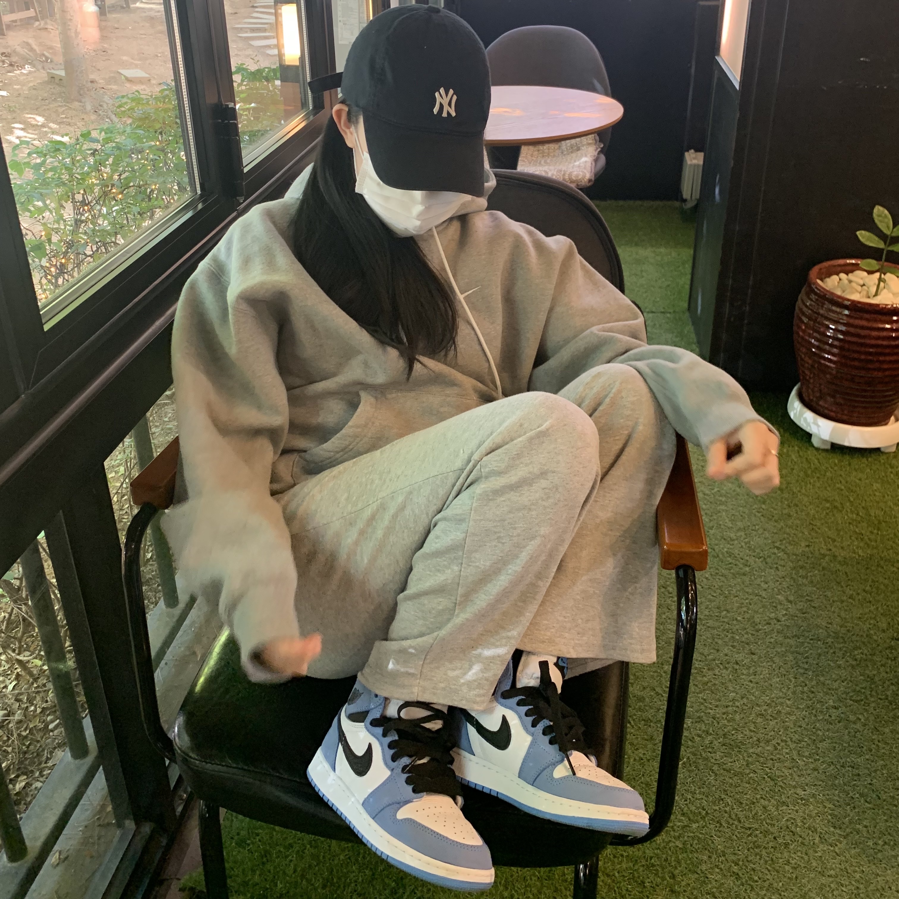 Nike NRG Solo Swoosh Fleece Hoodie Dark Grey Heather - Asia, Jordan 1 Retro High OG University Blue 착용 스타일 - 2
