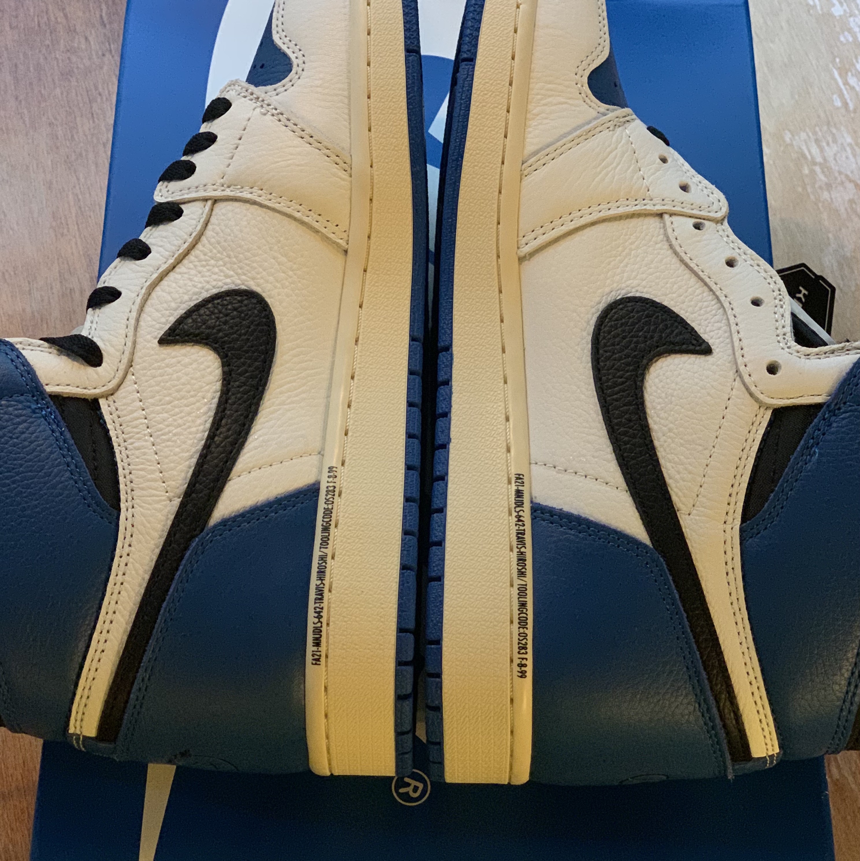 Jordan 1 x Travis Scott x Fragment Retro High OG SP Military Blue 착용 스타일 - 3