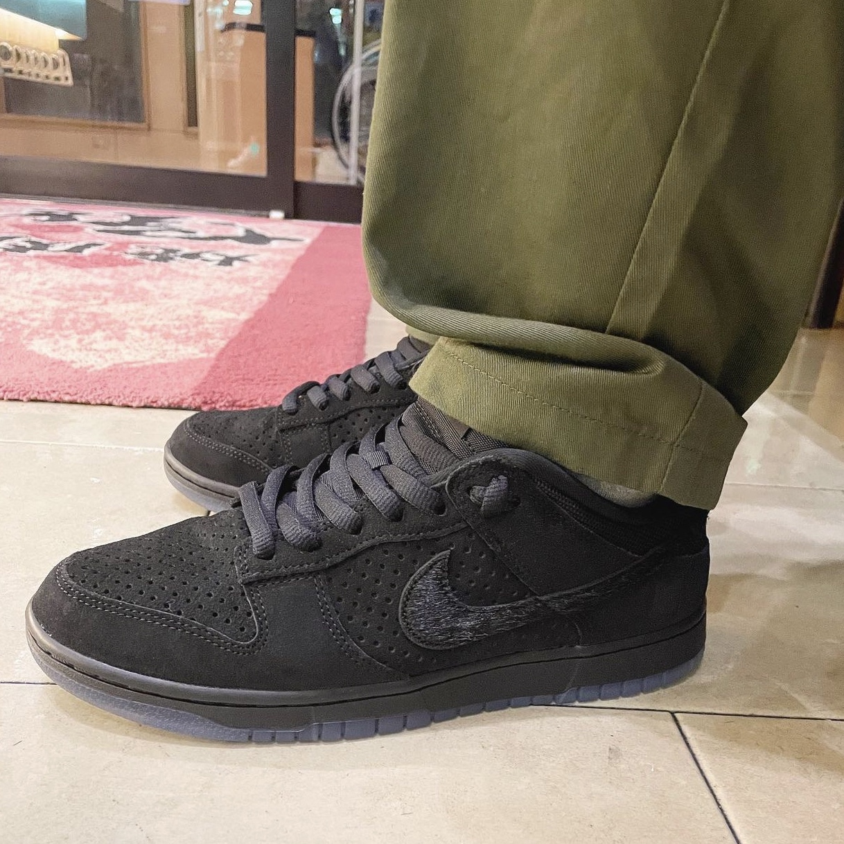 Nike x Undefeated Dunk Low SP 5 On It Black 착용 스타일 - 2