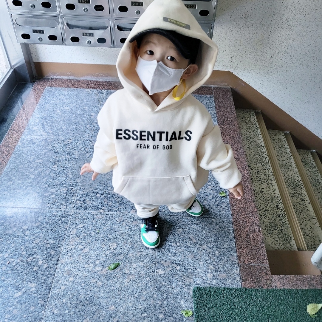 (Kids) Essentials Sweatpants Cream - 21SS, (Kids) Essentials Pull-Over Hoodie Cream - 21SS 착용 스타일 - 1