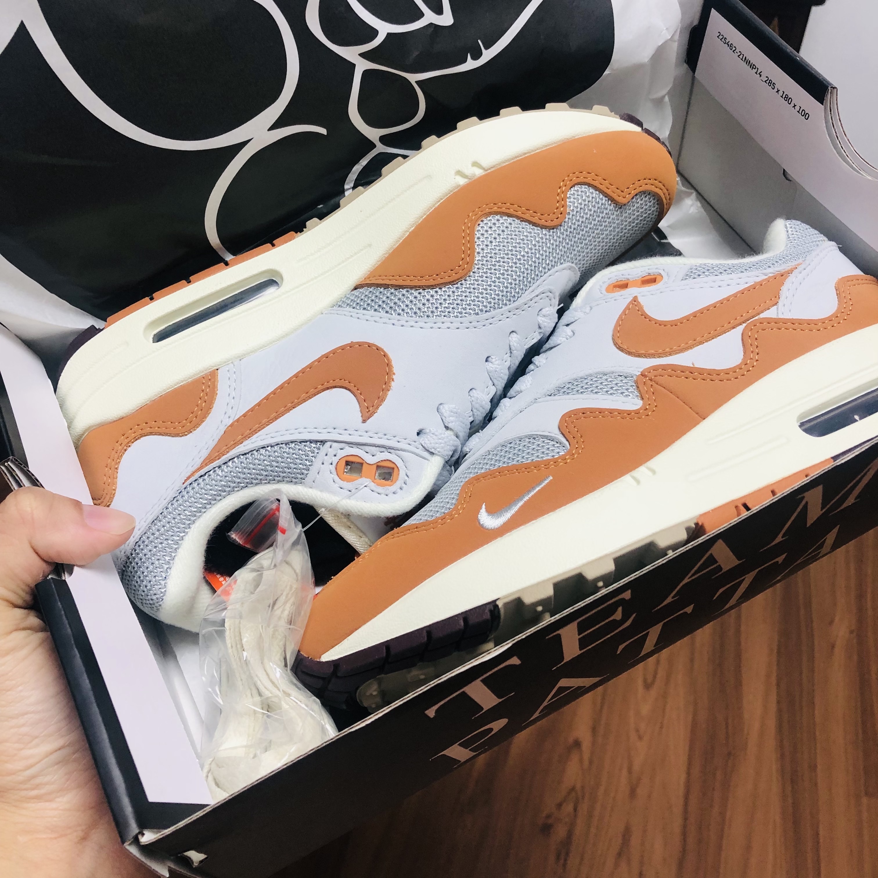 Nike x Patta Air Max 1 Monarch 착용 스타일 - 3