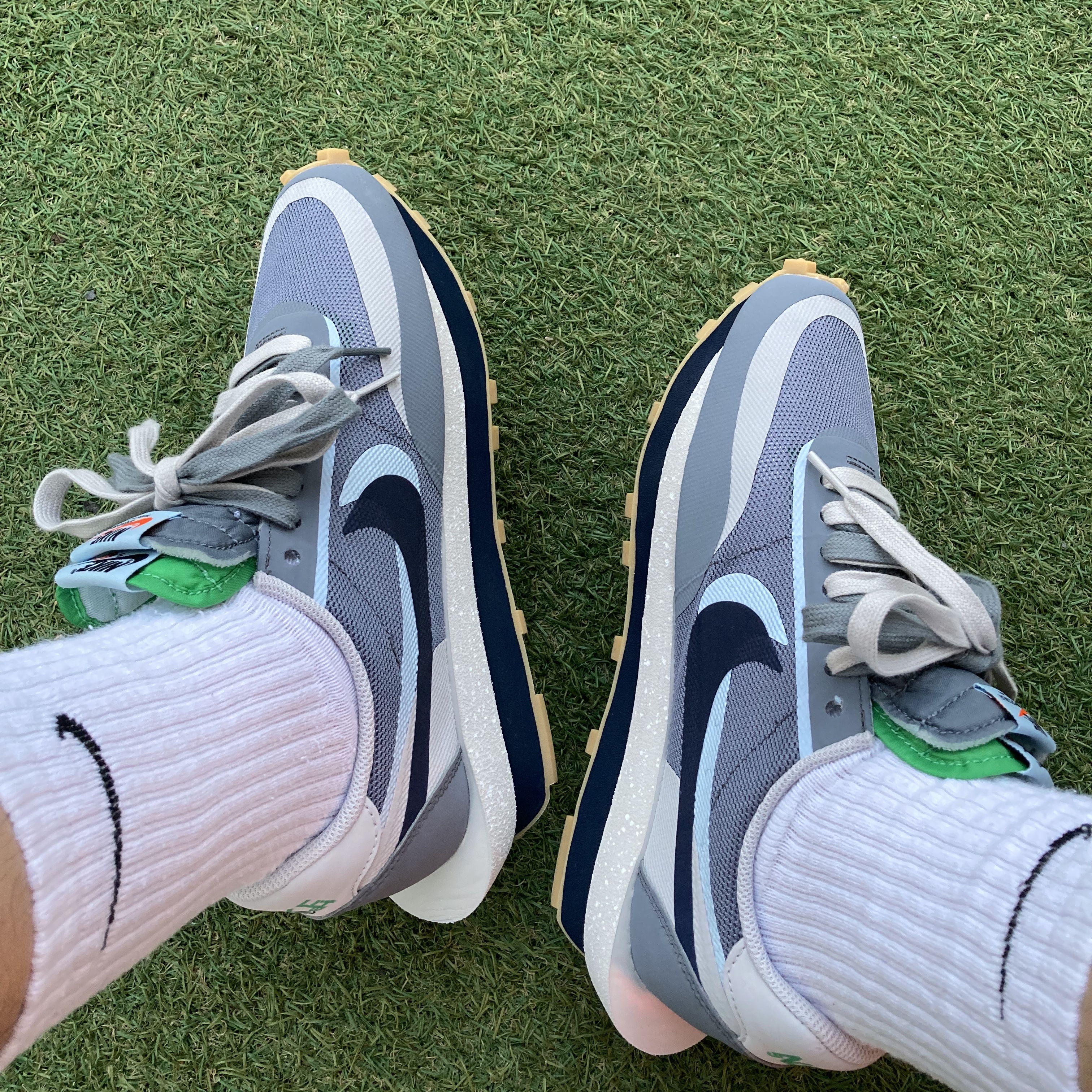 Yeezy Gap Hoodie Blue, Nike x Sacai x Clot LDWaffle Cool Grey 착용 스타일 - 5