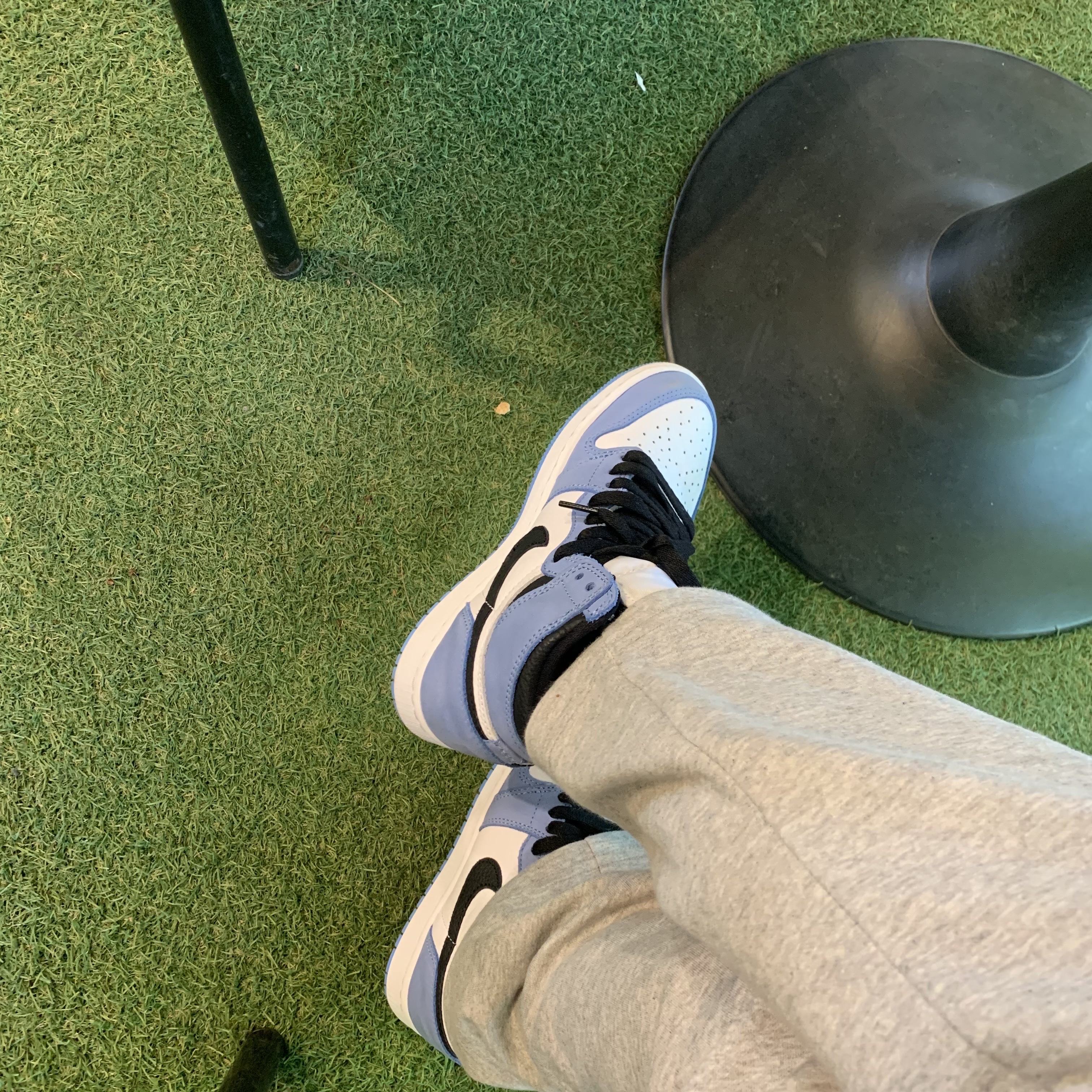 Nike NRG Solo Swoosh Fleece Hoodie Dark Grey Heather - Asia, Jordan 1 Retro High OG University Blue 착용 스타일 - 3