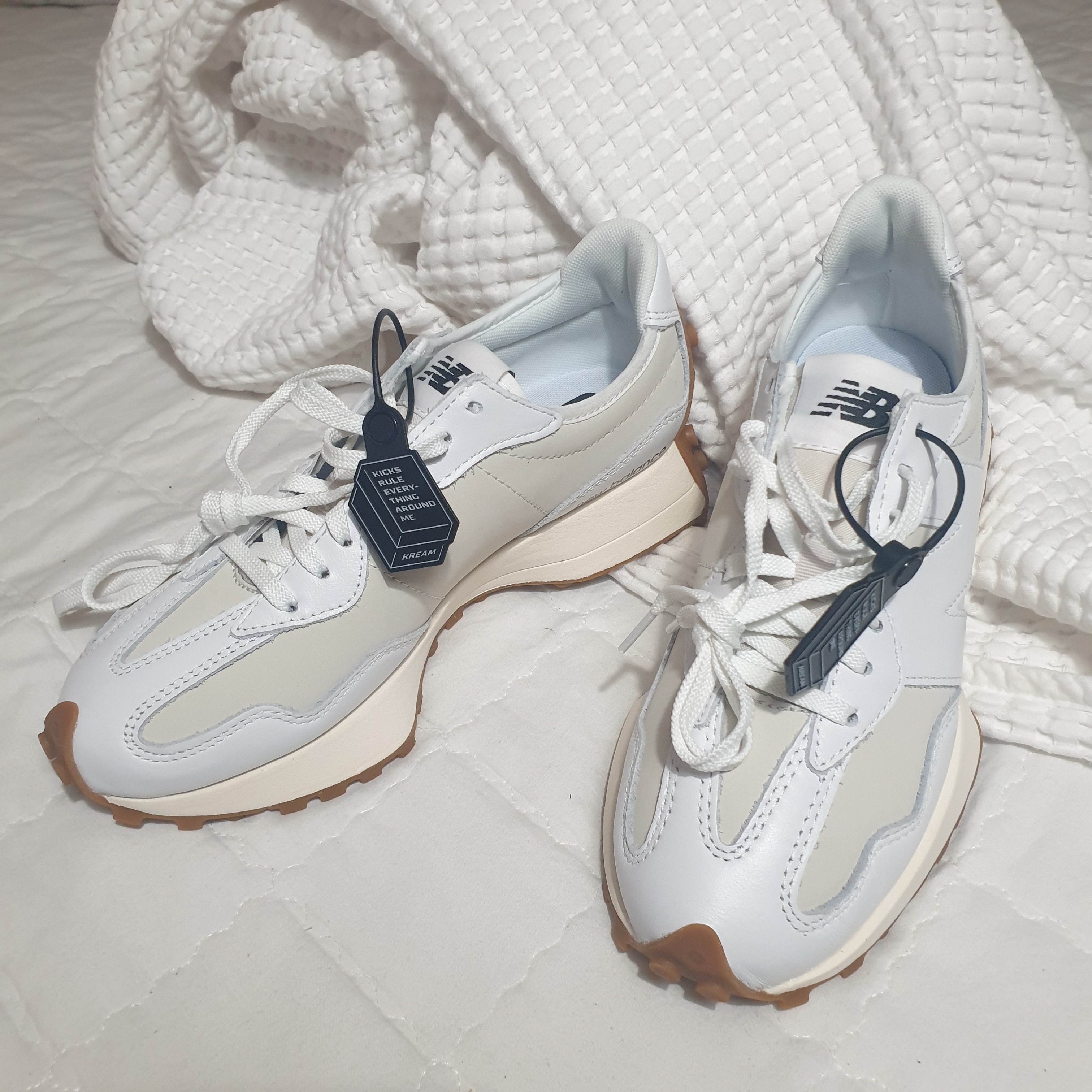 (W) New Balance 327 Leather White Moonbeam 착용 스타일 - 1
