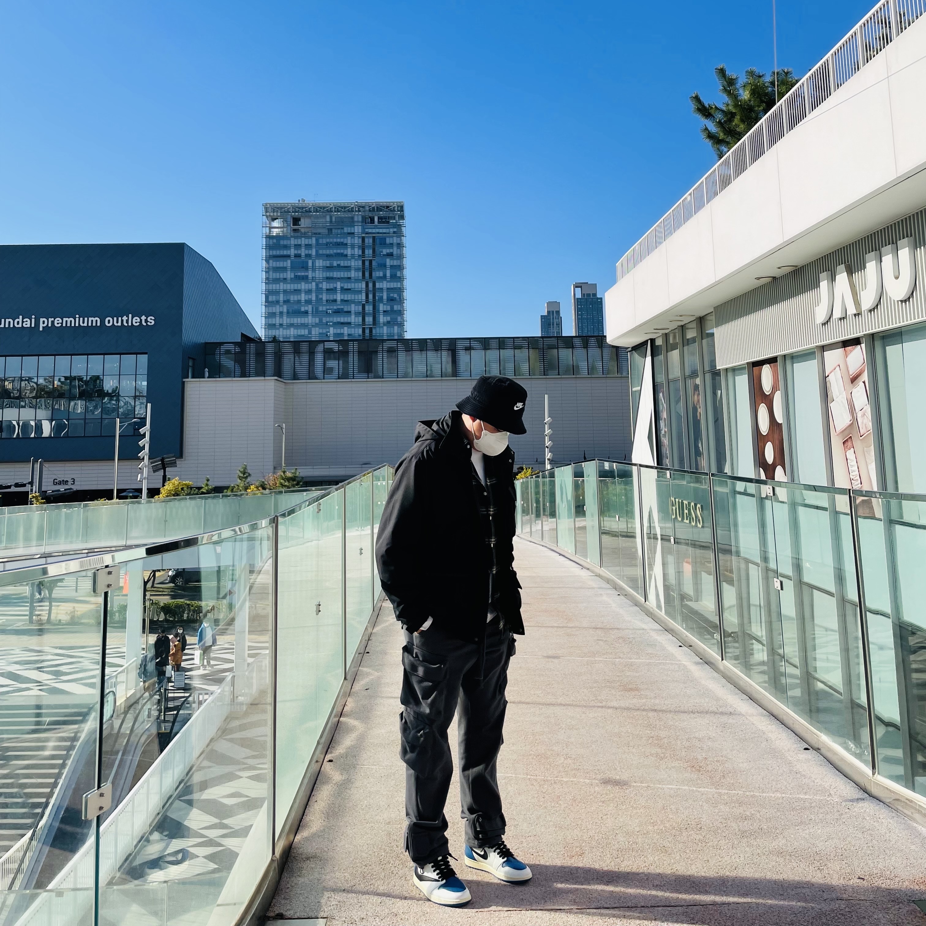 Nike Futura Corduroy Bucket Black, Jordan 1 x Travis Scott x Fragment Retro High OG SP Military Blue 착용 스타일 - 1