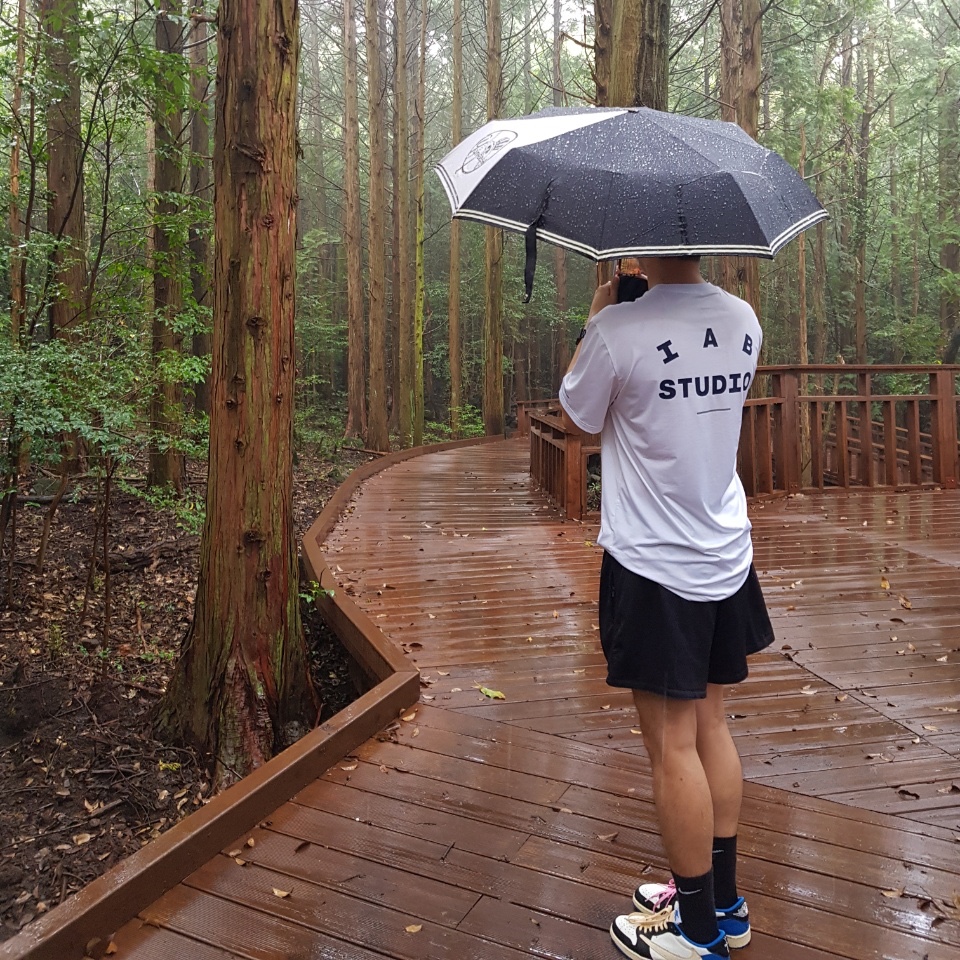 IAB Studio x Asics White Running T-Shirt, Jordan 1 x Travis Scott x Fragment Retro Low OG SP Military Blue 착용 스타일 - 1