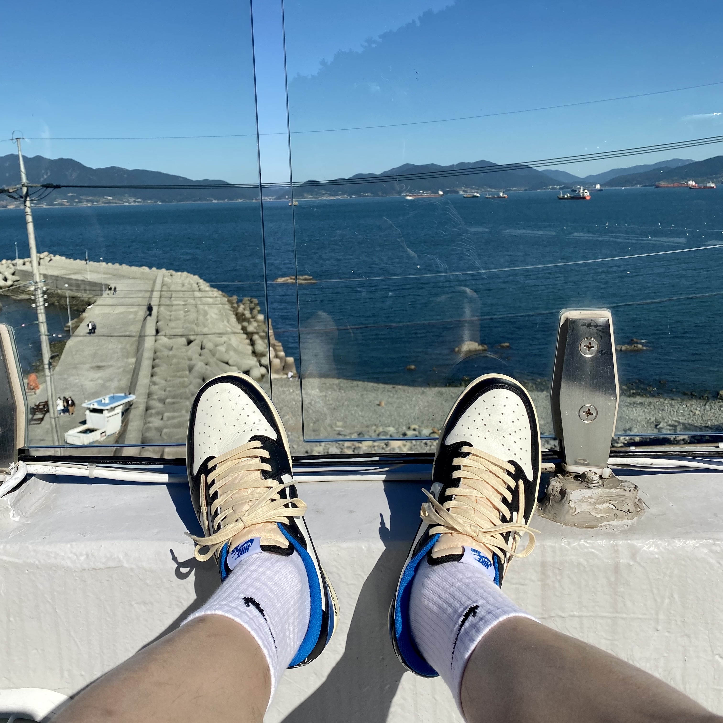 Maison Kitsune x Ader Error Tetris Fox T-Shirt Off White, Jordan 1 x Travis Scott x Fragment Retro Low OG SP Military Blue 착용 스타일 - 2