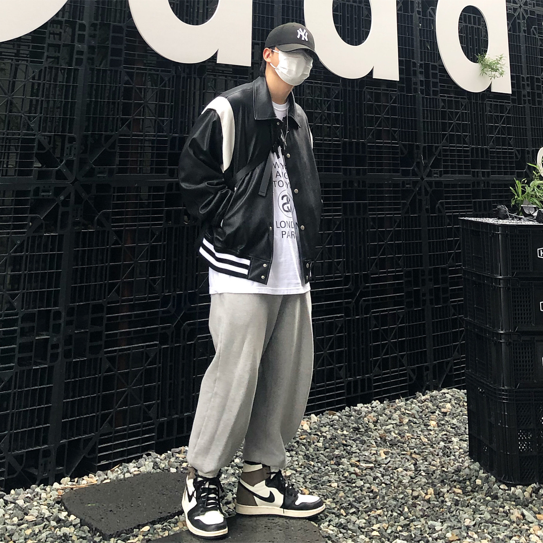 Jordan 1 Retro High OG Black Mocha, Stussy World Tour LS T-Shirt White 착용 스타일