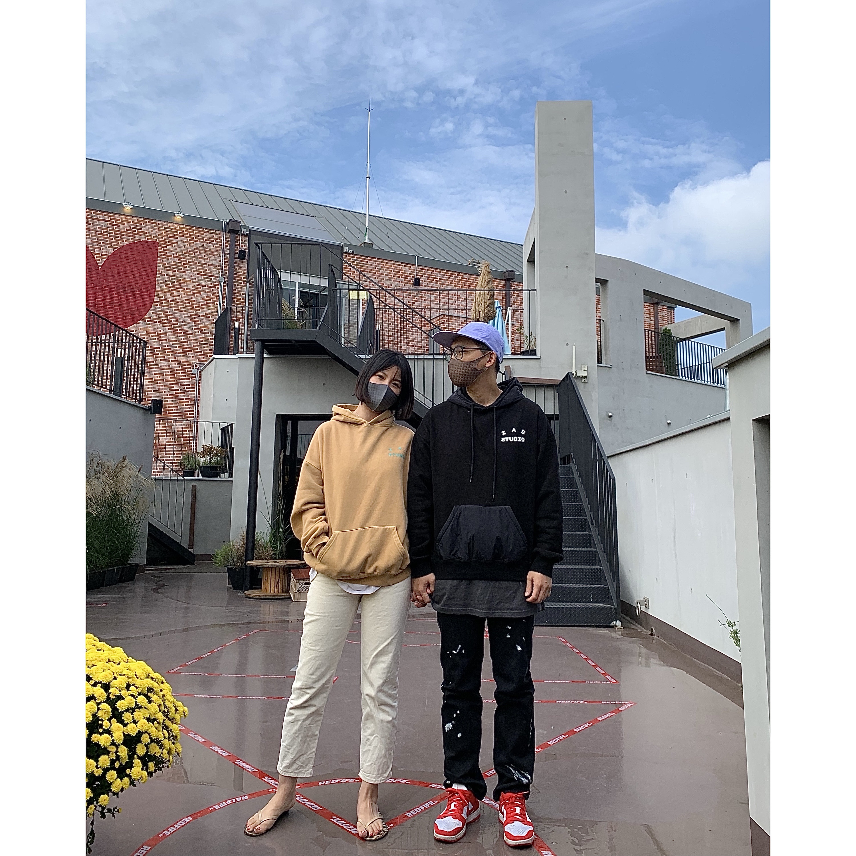 IAB Studio Hoodie Camel Yellow, IAB Studio Woven Hoodie Black 착용 스타일