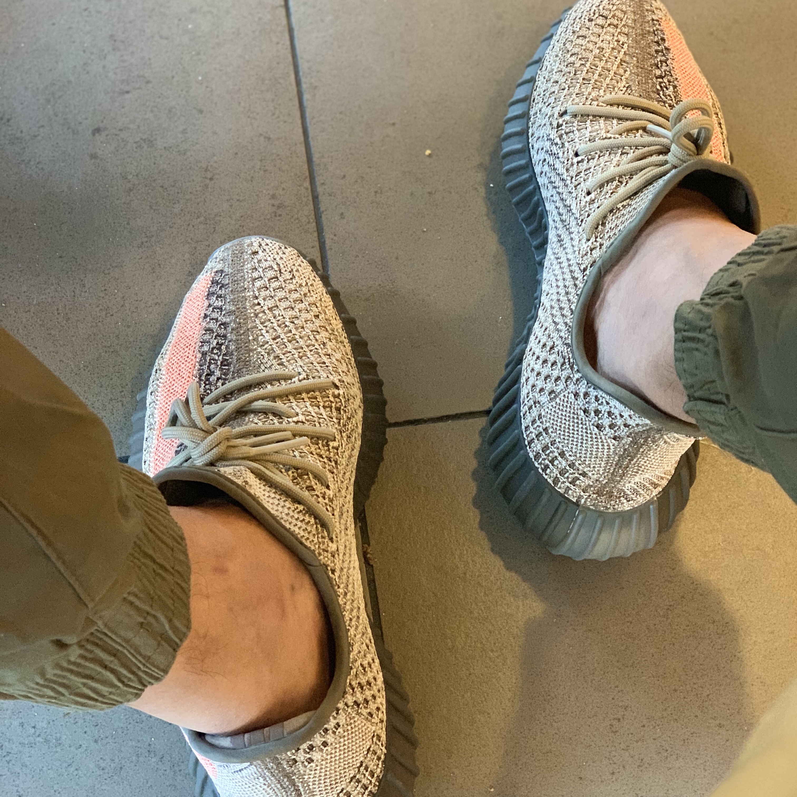 Adidas Yeezy Boost 350 V2 Ash Stone 착용 스타일
