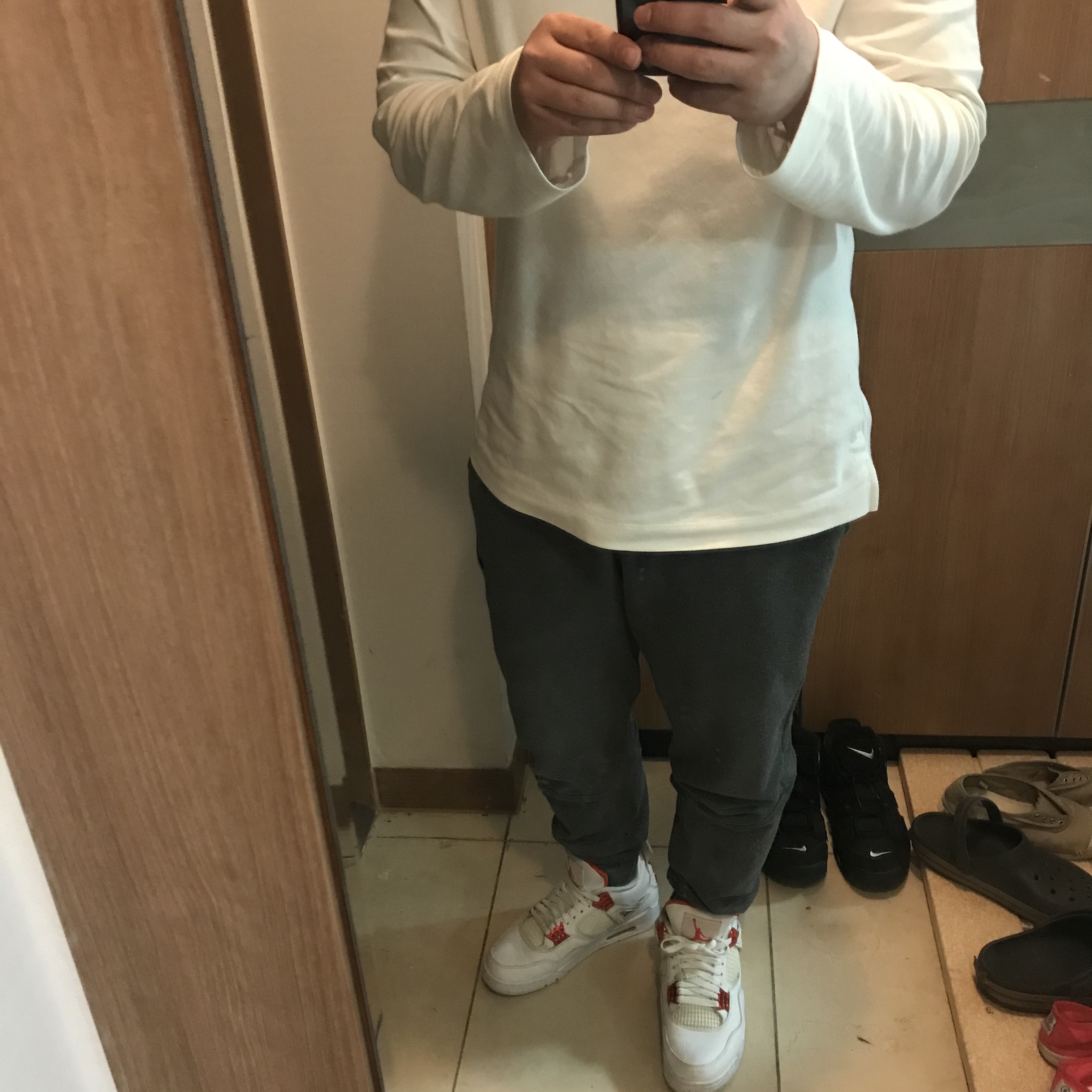 Jordan 4 Retro Orange Metallic 착용 스타일