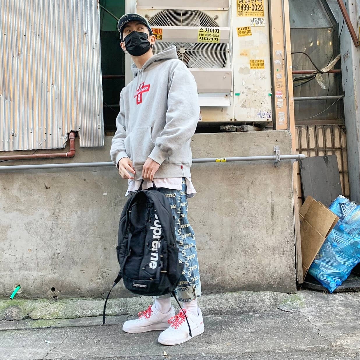 Supreme Frayed Logos Denim Camp Cap Blue - 21SS, Supreme Frayed Logos Regular Jean Blue - 21SS 착용 스타일 - 1