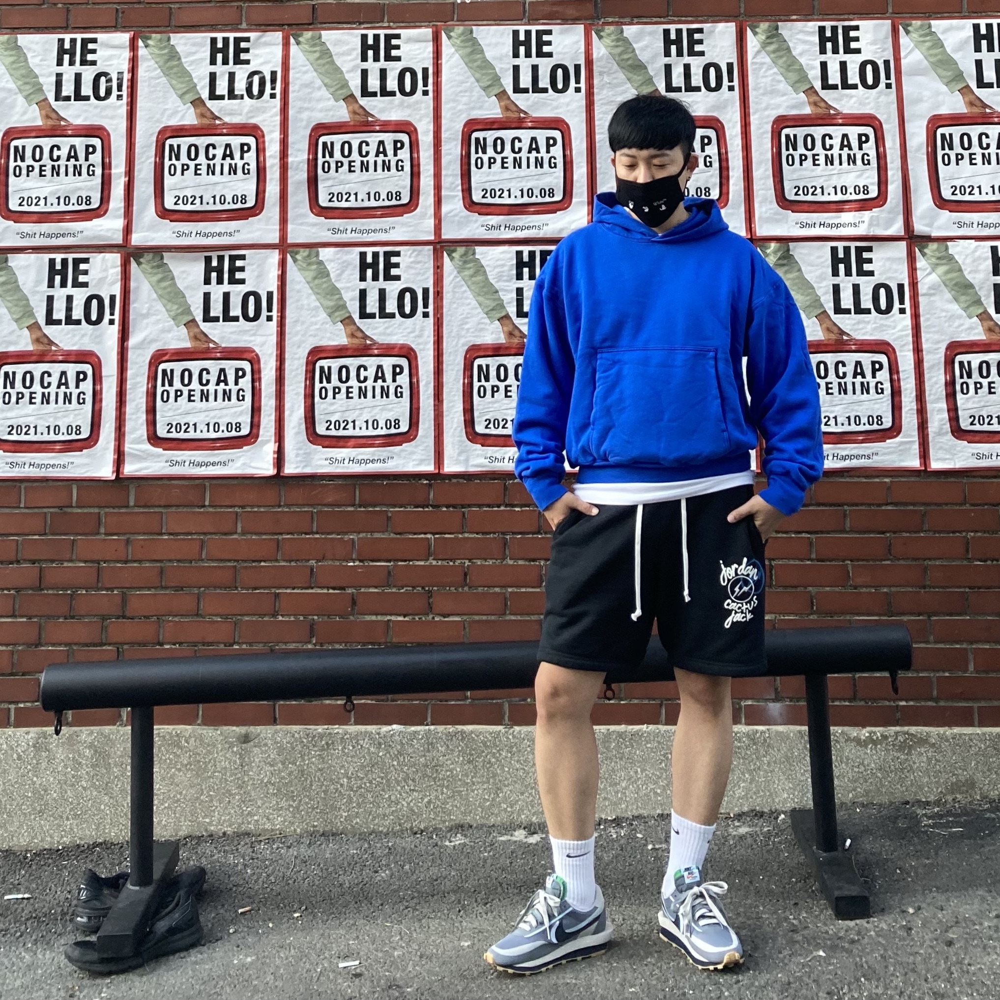 Yeezy Gap Hoodie Blue, Nike x Sacai x Clot LDWaffle Cool Grey 착용 스타일 - 1