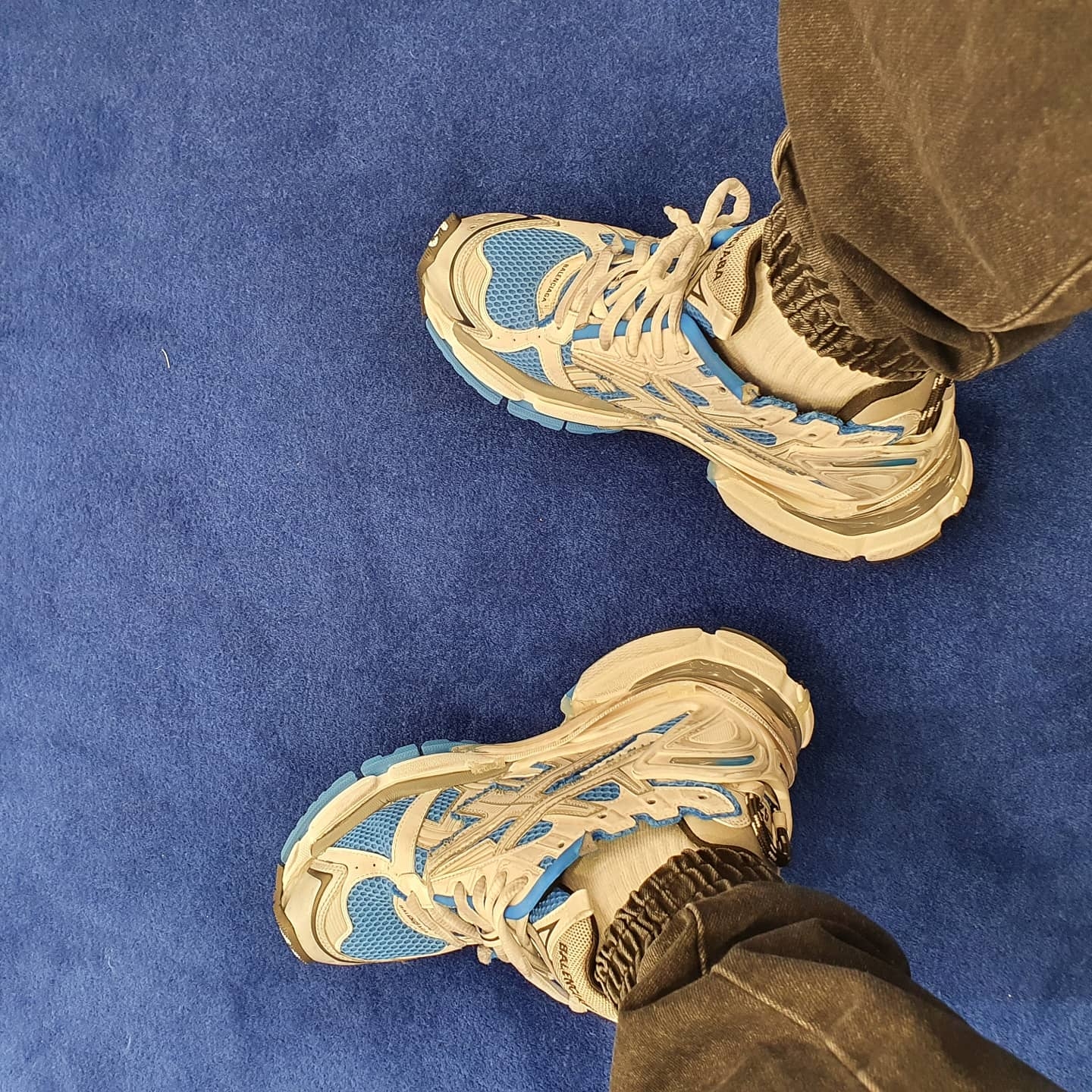Balenciaga Runner Sneakers Blue White 착용 스타일 - 1