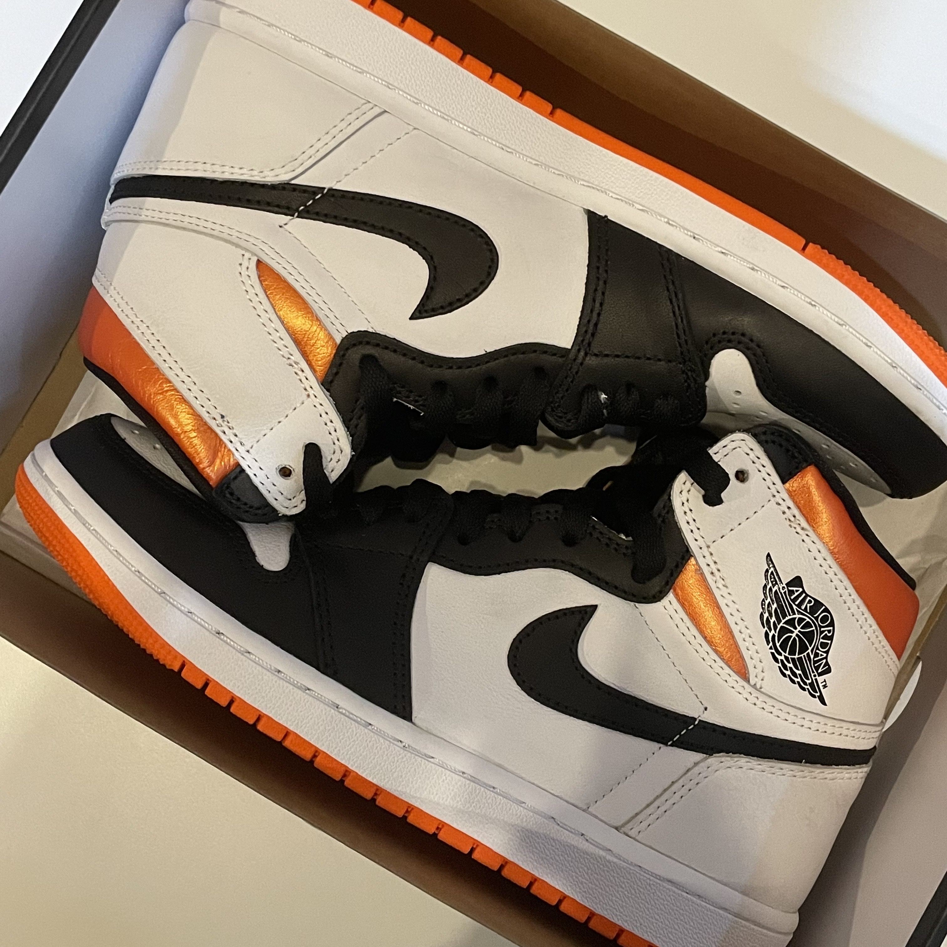 Jordan 1 Retro High OG Electro Orange 착용 스타일 - 2