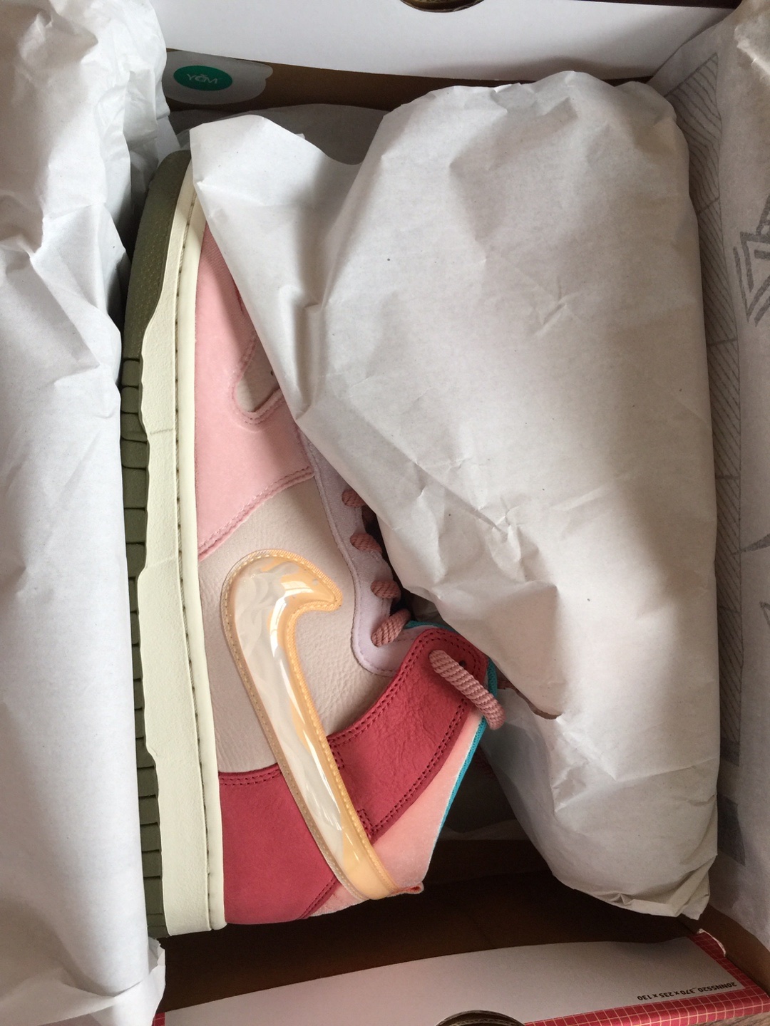 Nike x Social Status Dunk Mid Free Lunch Strawberry Milk 착용 스타일 - 1
