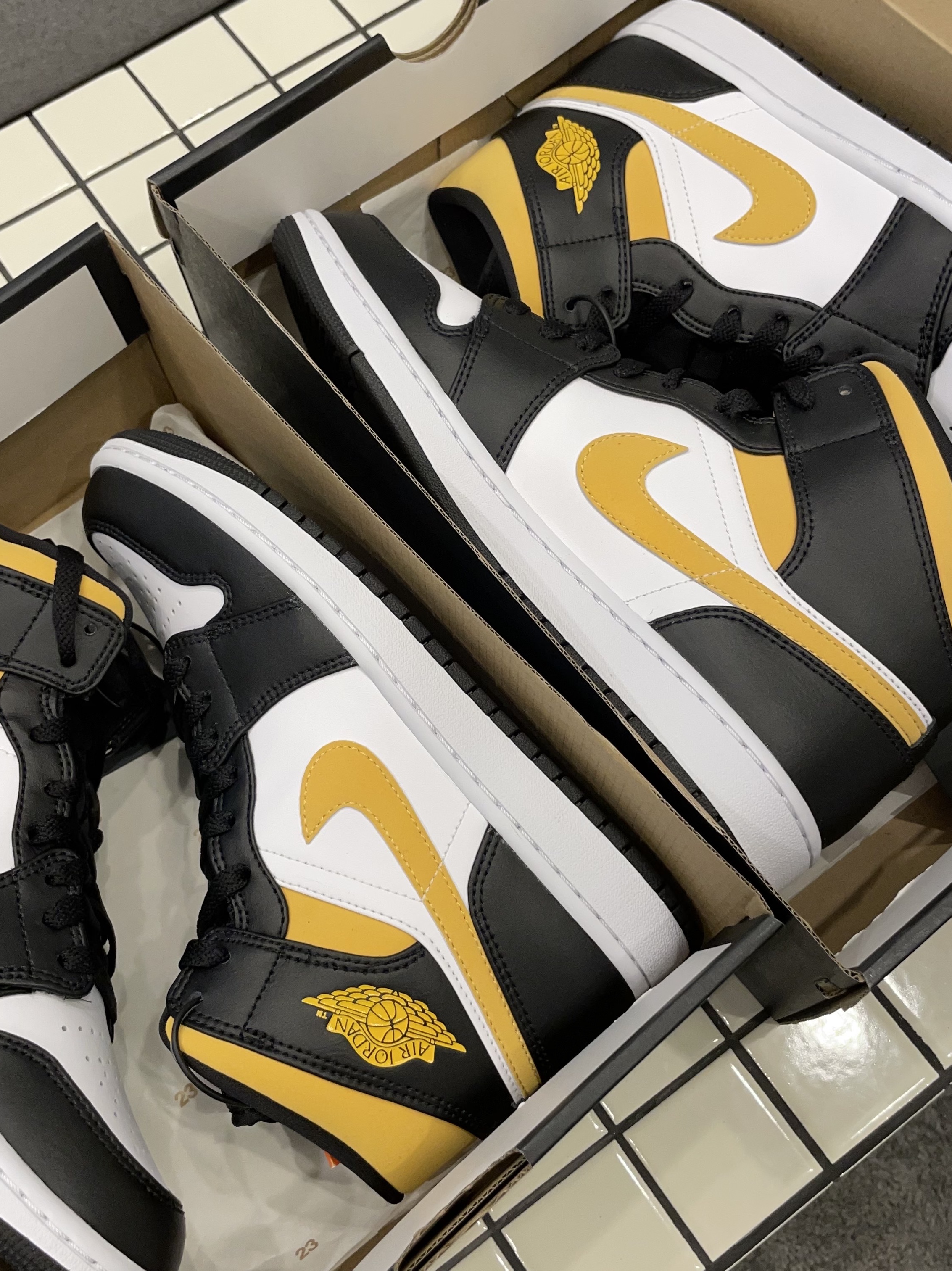 Jordan 1 Mid Pollen 착용 스타일 - 2