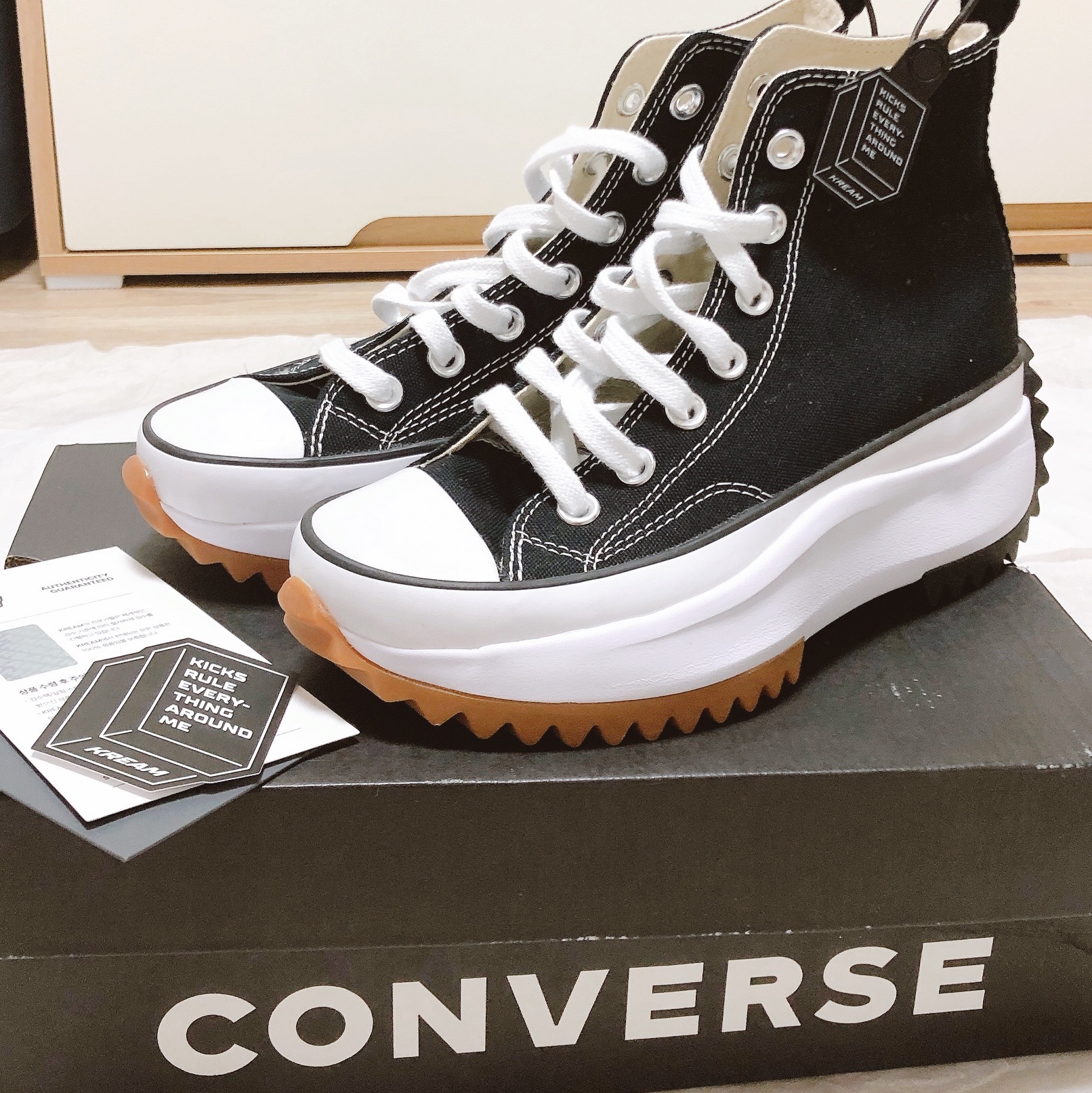 Converse Run Star Hike Hi Black White Gum 착용 스타일 - 1