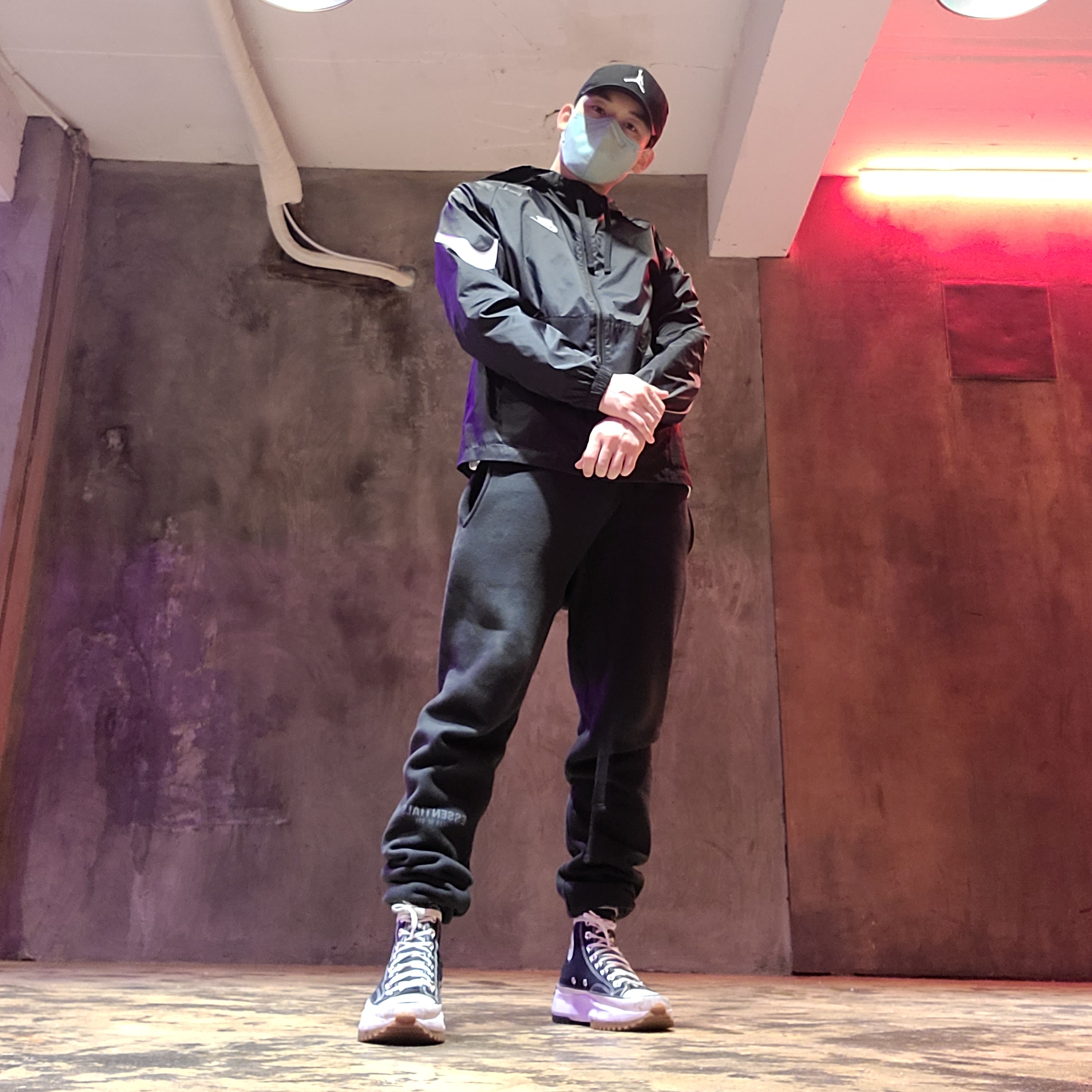 Essentials Sweatpants Black - 21SS, Converse Run Star Hike Hi Black White Gum 착용 스타일