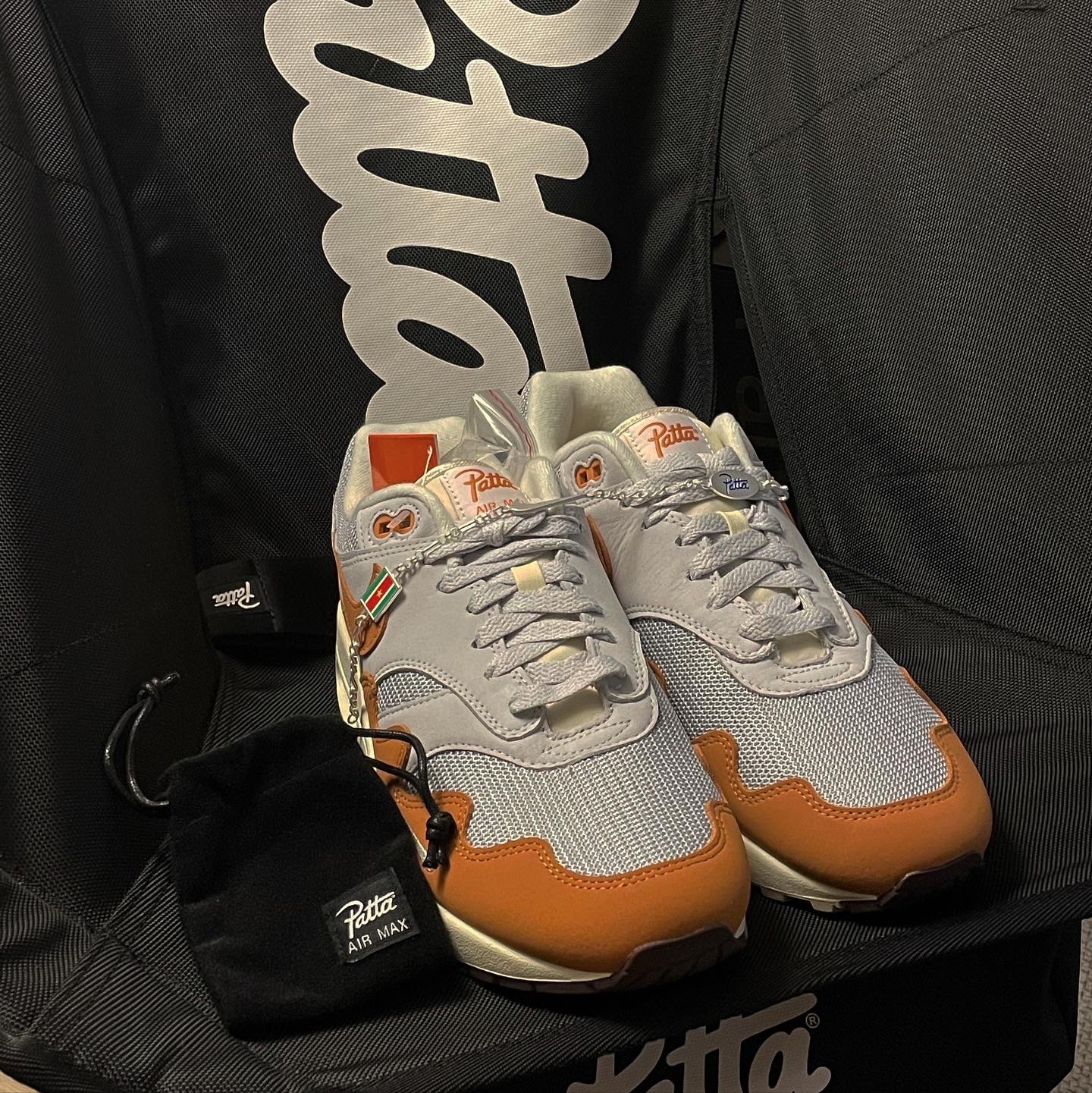 Nike x Patta Air Max 1 Monarch, Helinox x Patta Chair Set Red 착용 스타일 - 1