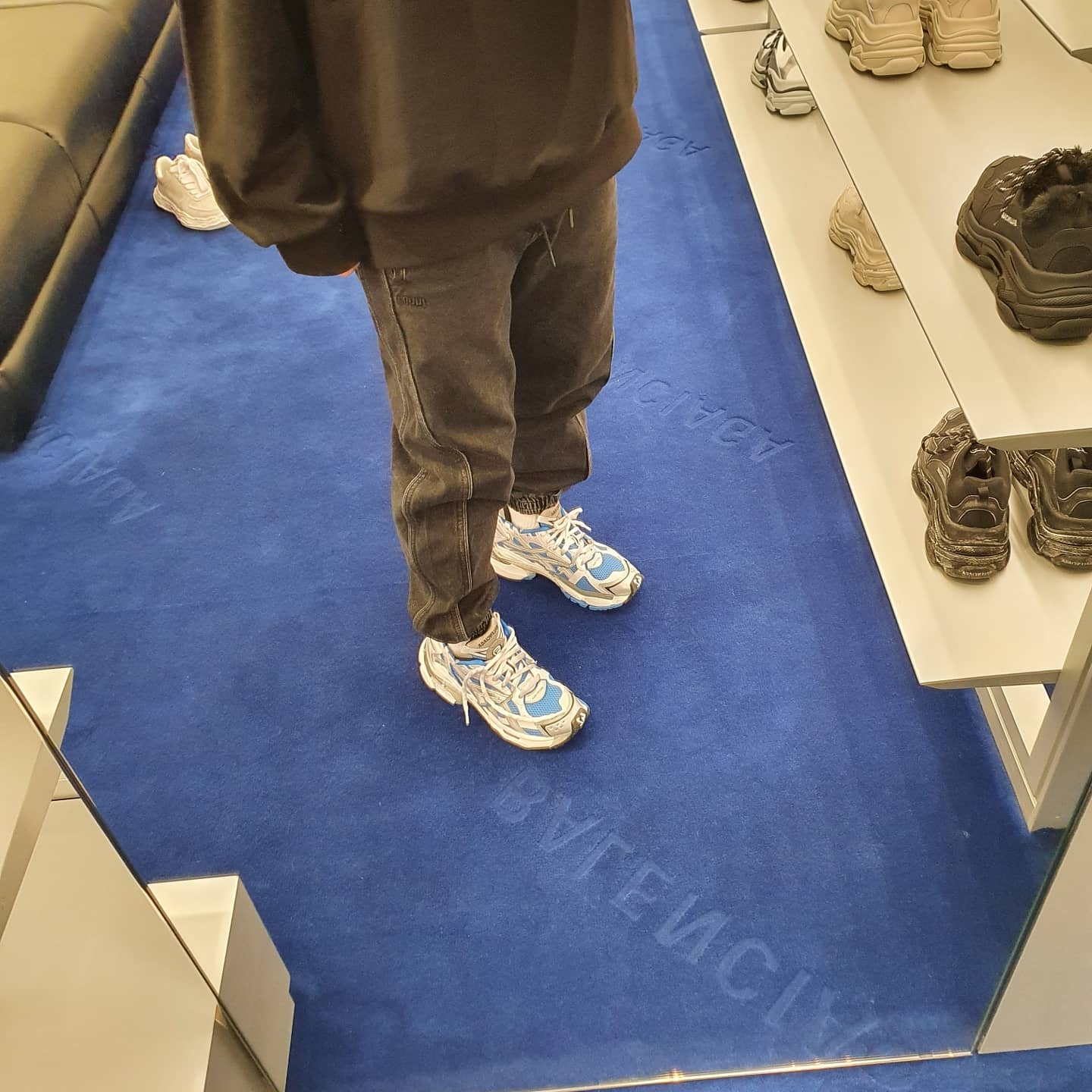 Balenciaga Runner Sneakers Blue White 착용 스타일 - 2