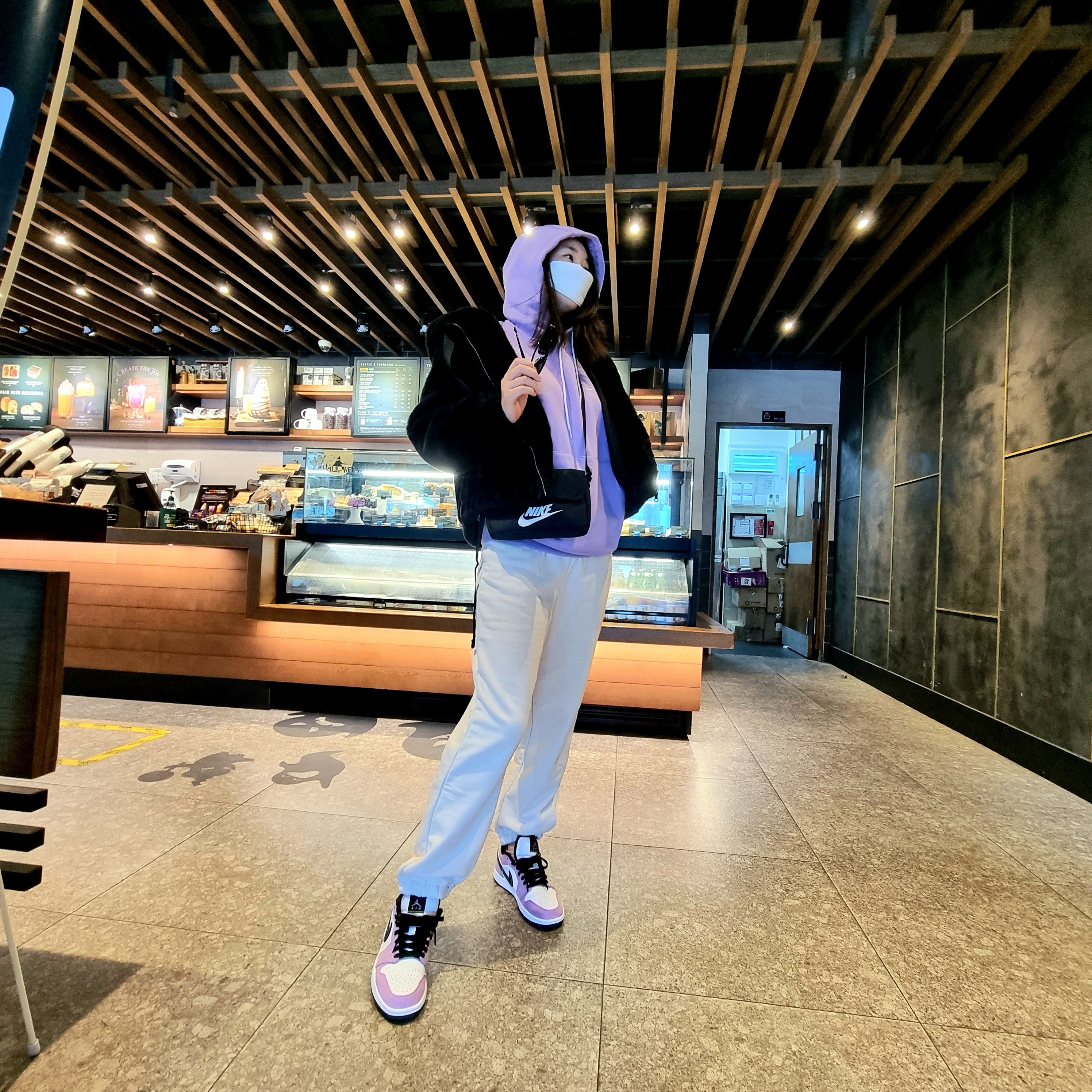 Jordan 1 Low SE Violet Shock, Nike NRG Solo Swoosh Fleece Hoodie Urban Lilac - Asia 착용 스타일
