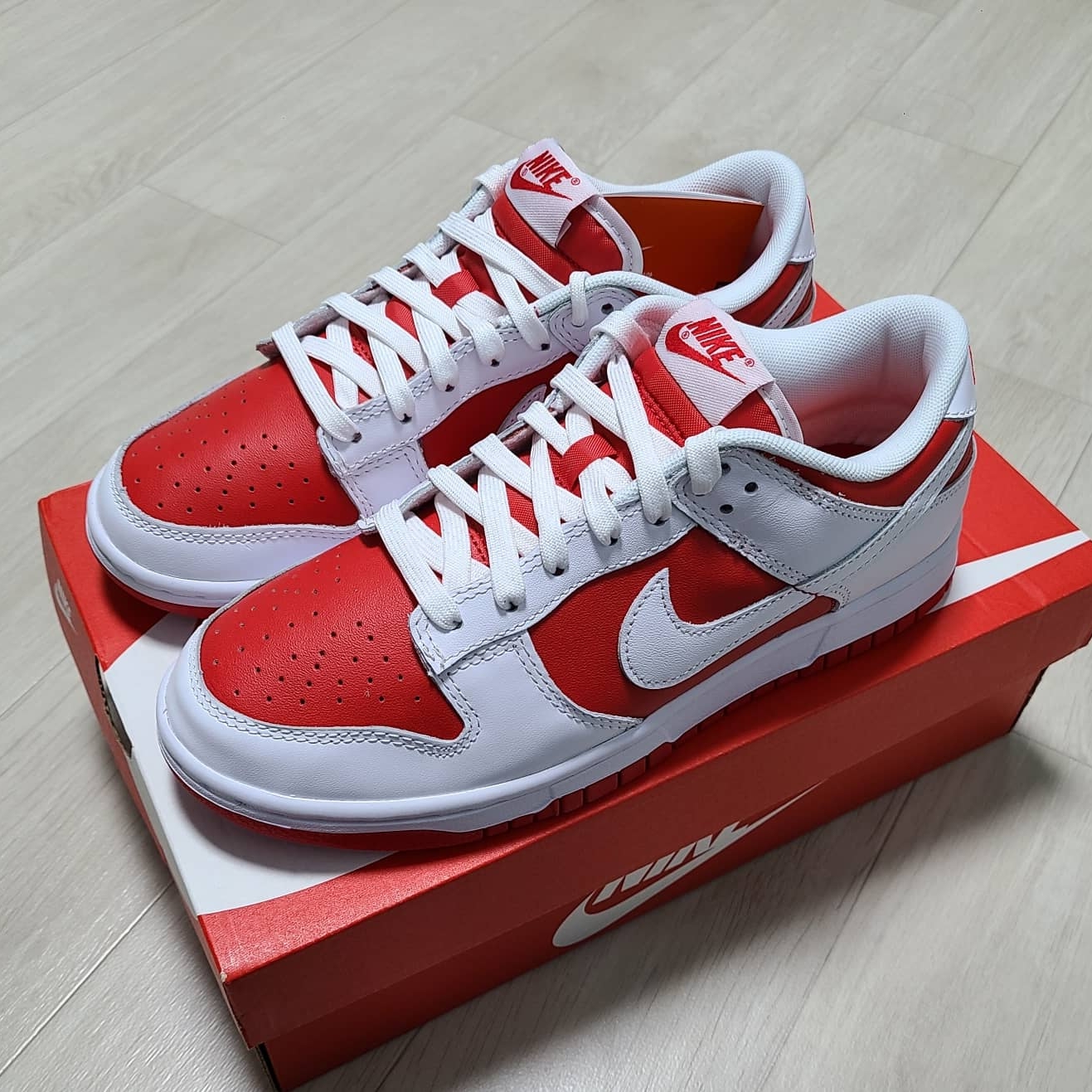 Nike Dunk Low Retro Championship Red 착용 스타일 - 2