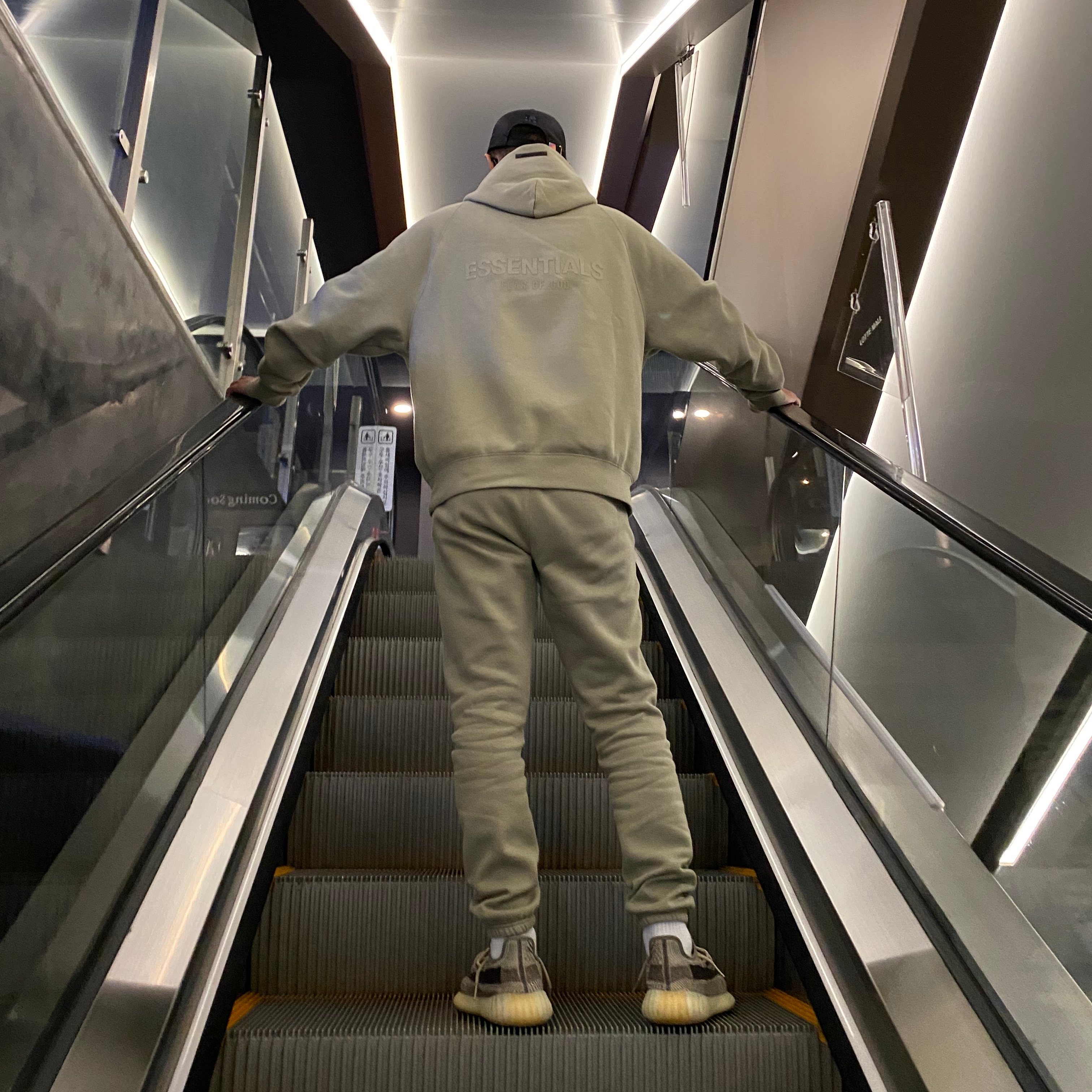 Essentials Pull-Over Hoodie Pistachio - 21FW, Essentials Sweatpants Pistachio - 21FW 착용 스타일 - 2