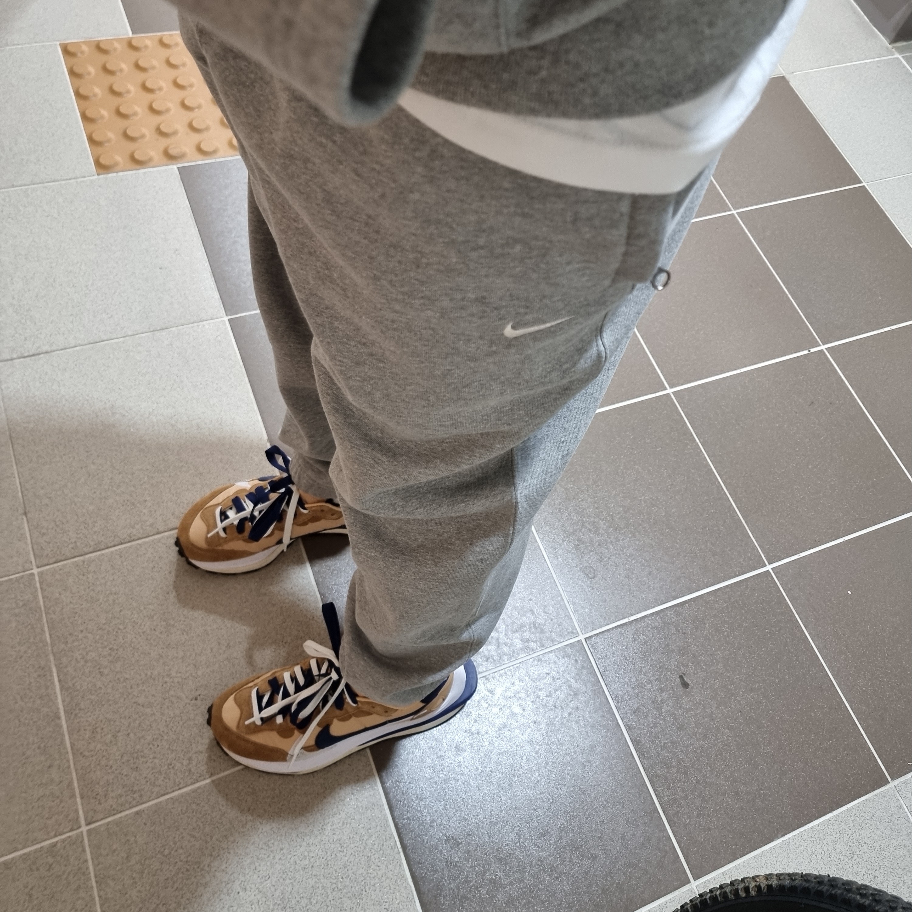Nike x Sacai VaporWaffle Sesame and Blue Void 착용 스타일 - 1