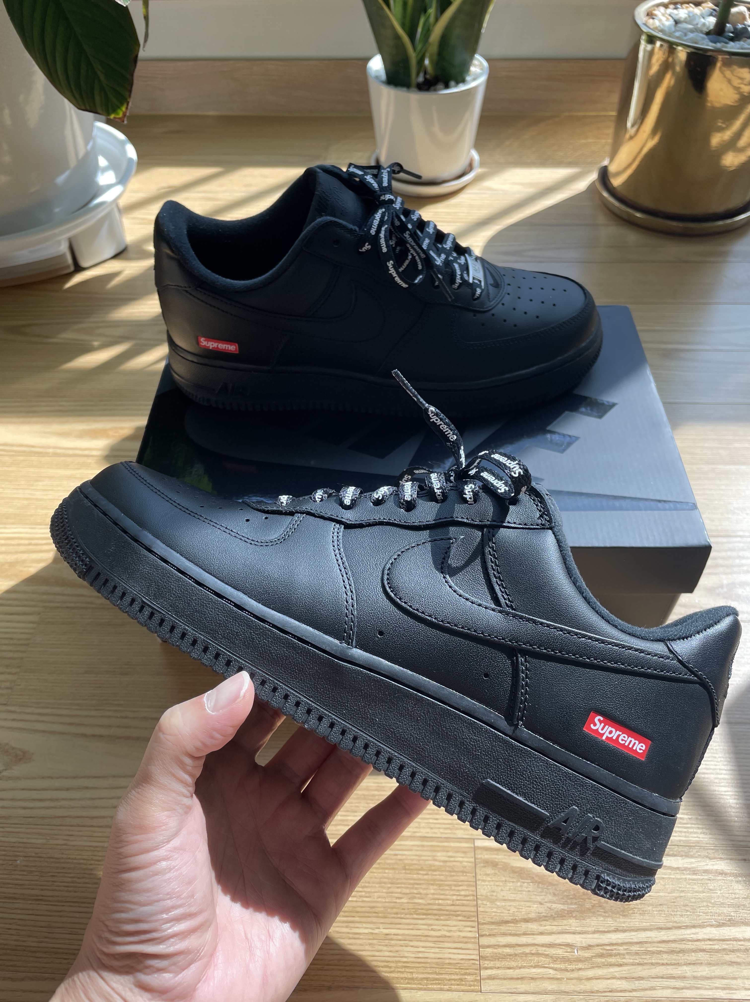 Nike x Supreme Air Force 1 Low Black 착용 스타일 - 1